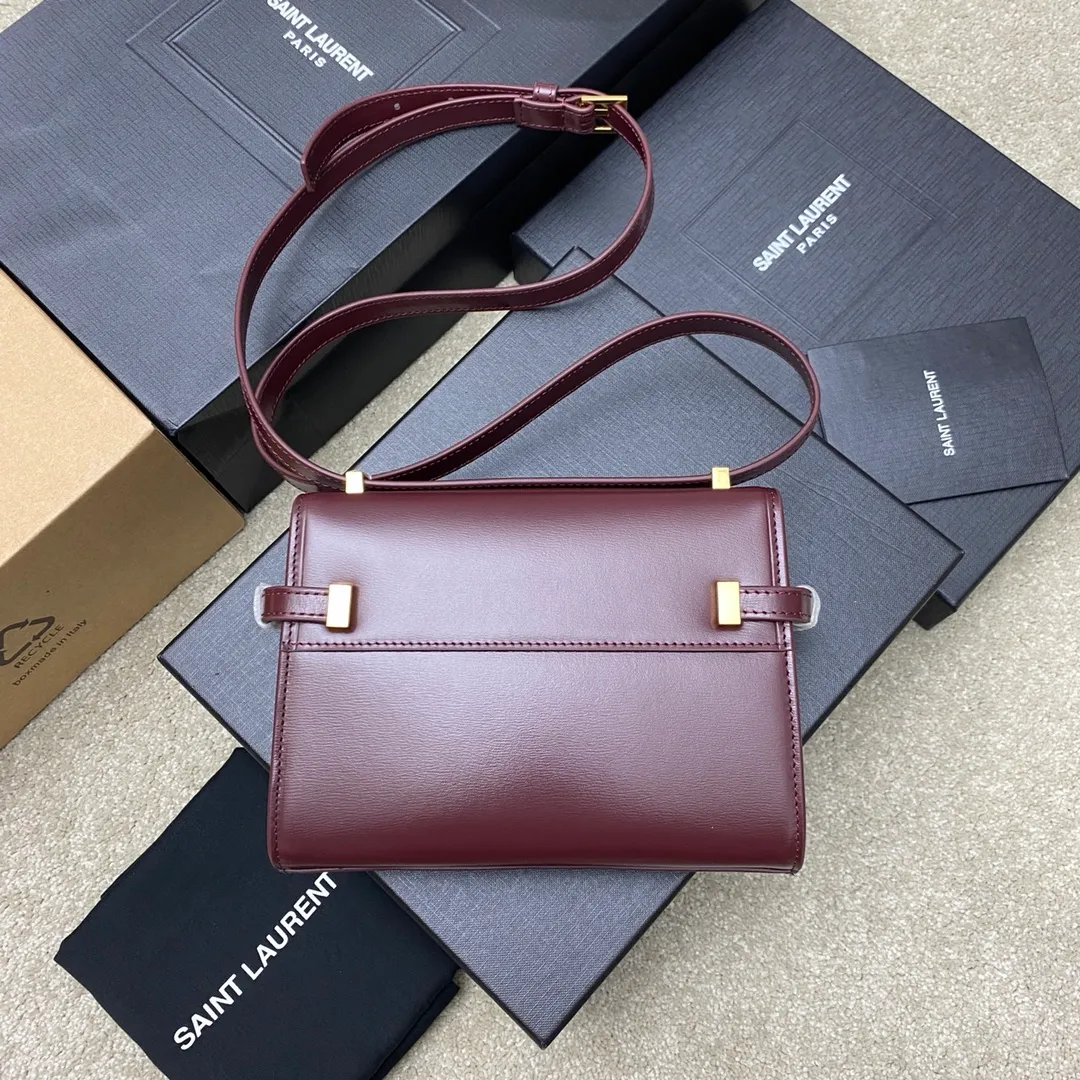 💰1520 Maroon Toothpick Pattern/Gold 🌈The latest 2023 mini extended shoulder strap clamshell Manhattan stick bag, which has changed the previous classic logo; replaced by a low-key and simple design style, very retro flavor; a combination of business + leisure; in summary, it is versatile! It can be carried by hand, shouldered or cross-body! The shoulder straps can be adjusted; one bag can be used for multiple purposes; both good looks and strength coexist; the crocodile pattern gives a more high-end feel; it is full of aura when worn on the back! 20230760 Model: 727766 [original leather] Size: 19x14x4cm
