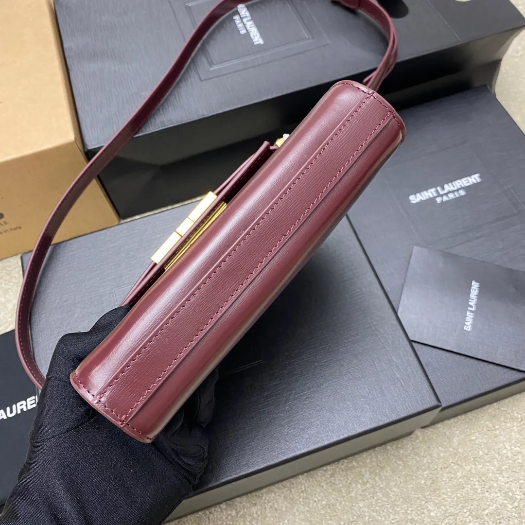💰1520 Maroon Toothpick Pattern/Gold 🌈The latest 2023 mini extended shoulder strap clamshell Manhattan stick bag, which has changed the previous classic logo; replaced by a low-key and simple design style, very retro flavor; a combination of business + leisure; in summary, it is versatile! It can be carried by hand, shouldered or cross-body! The shoulder straps can be adjusted; one bag can be used for multiple purposes; both good looks and strength coexist; the crocodile pattern gives a more high-end feel; it is full of aura when worn on the back! 20230760 Model: 727766 [original leather] Size: 19x14x4cm