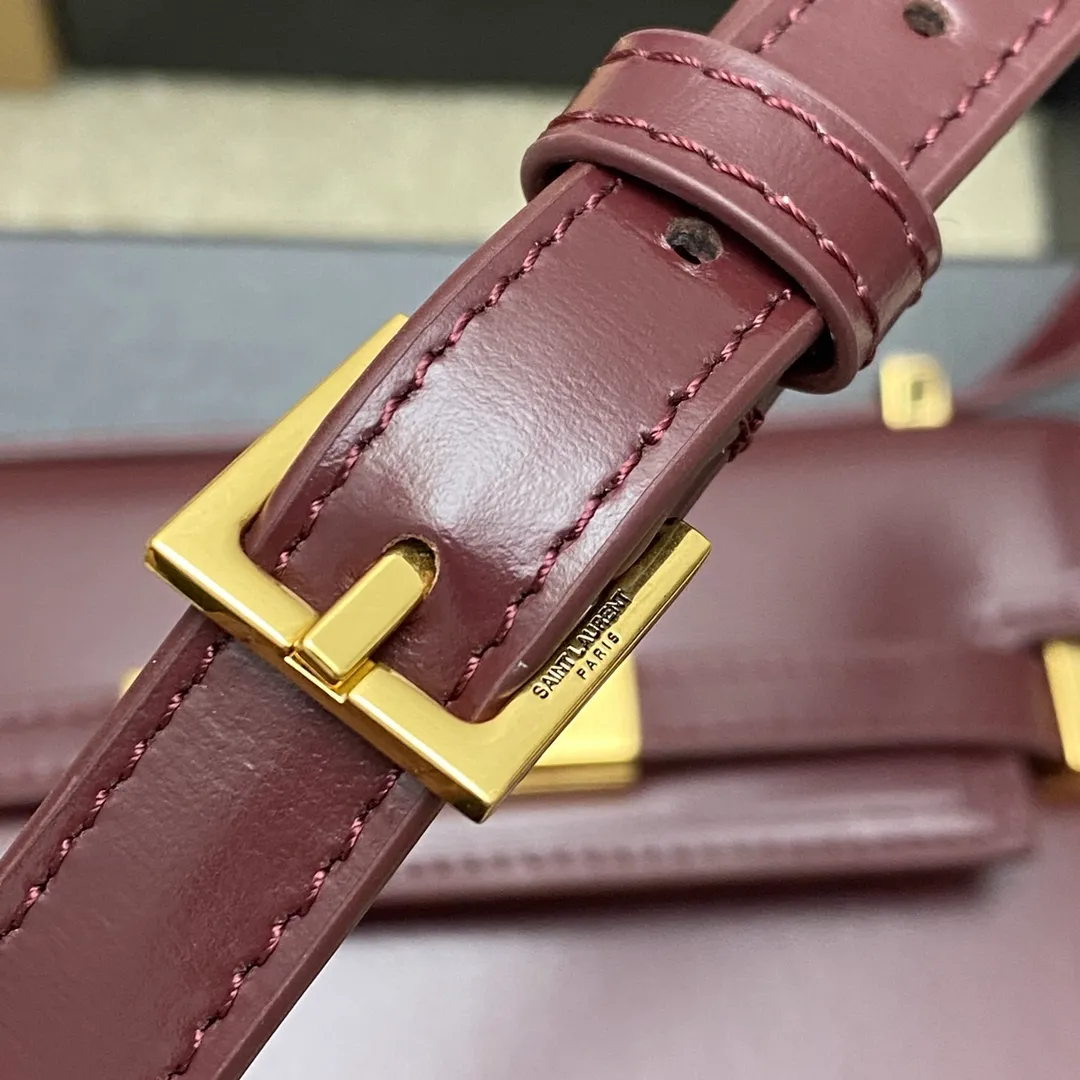 💰1520 Maroon Toothpick Pattern/Gold 🌈The latest 2023 mini extended shoulder strap clamshell Manhattan stick bag, which has changed the previous classic logo; replaced by a low-key and simple design style, very retro flavor; a combination of business + leisure; in summary, it is versatile! It can be carried by hand, shouldered or cross-body! The shoulder straps can be adjusted; one bag can be used for multiple purposes; both good looks and strength coexist; the crocodile pattern gives a more high-end feel; it is full of aura when worn on the back! 20230760 Model: 727766 [original leather] Size: 19x14x4cm