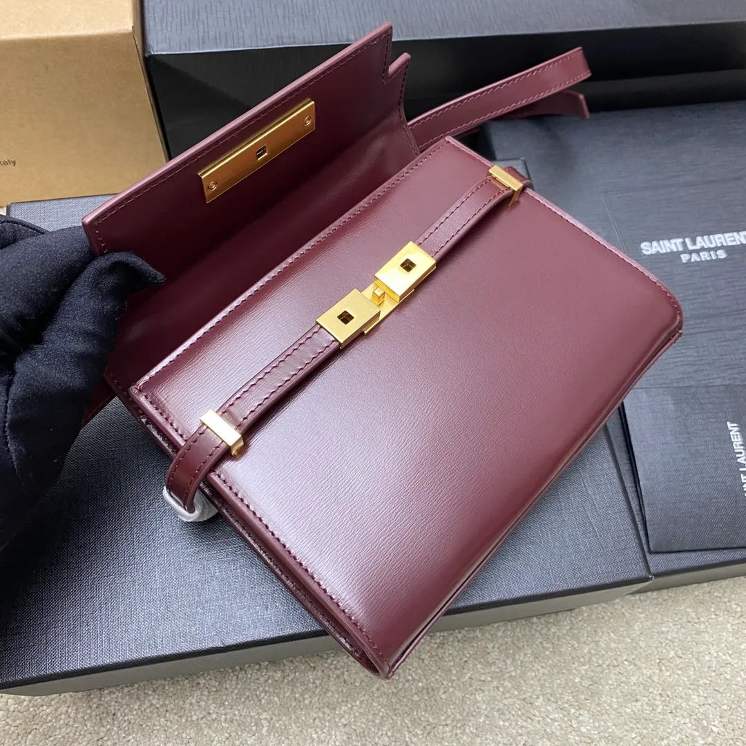 💰1520 Maroon Toothpick Pattern/Gold 🌈The latest 2023 mini extended shoulder strap clamshell Manhattan stick bag, which has changed the previous classic logo; replaced by a low-key and simple design style, very retro flavor; a combination of business + leisure; in summary, it is versatile! It can be carried by hand, shouldered or cross-body! The shoulder straps can be adjusted; one bag can be used for multiple purposes; both good looks and strength coexist; the crocodile pattern gives a more high-end feel; it is full of aura when worn on the back! 20230760 Model: 727766 [original leather] Size: 19x14x4cm