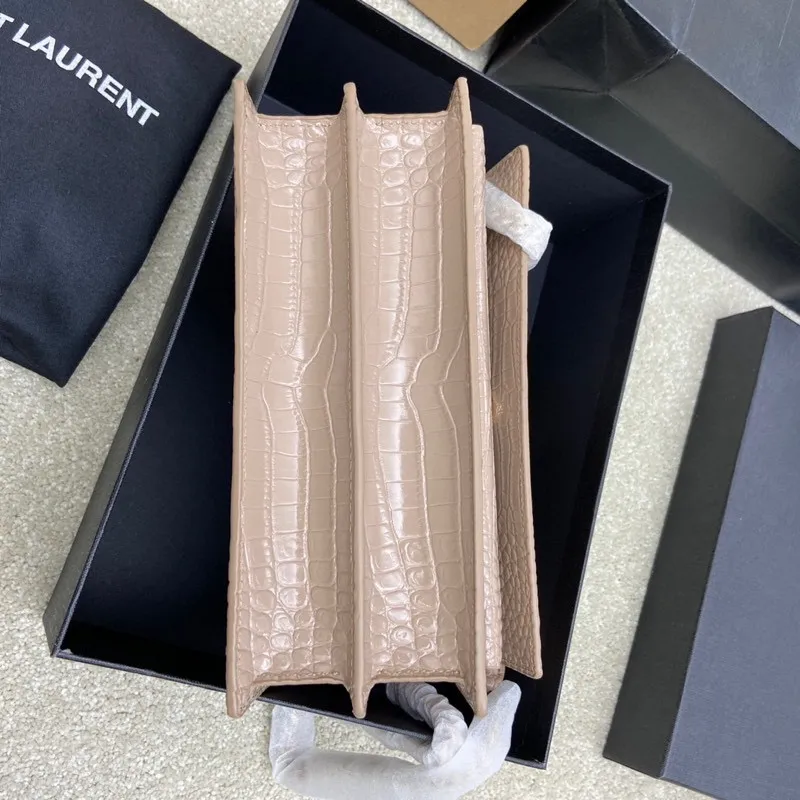 Milk tea color crocodile pattern/antique gold 🌈𝑺𝒖𝒏𝒔𝒆𝒕 𝟮𝟮𝒄𝒎#Classic luxurious crocodile pattern sunset bag original leather version! Friends who like crocodile pattern bags cannot miss this one! High-quality genuine leather, genuine mold-opening hardware, pursuing every detail, striving to be infinitely close to ZP👍20210750 Size: 22x8x16cm Model: 442906 [Original leather]