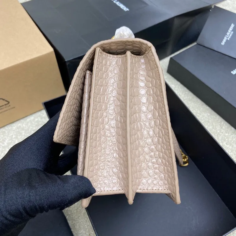 Milk tea color crocodile pattern/antique gold 🌈𝑺𝒖𝒏𝒔𝒆𝒕 𝟮𝟮𝒄𝒎#Classic luxurious crocodile pattern sunset bag original leather version! Friends who like crocodile pattern bags cannot miss this one! High-quality genuine leather, genuine mold-opening hardware, pursuing every detail, striving to be infinitely close to ZP👍20210750 Size: 22x8x16cm Model: 442906 [Original leather]