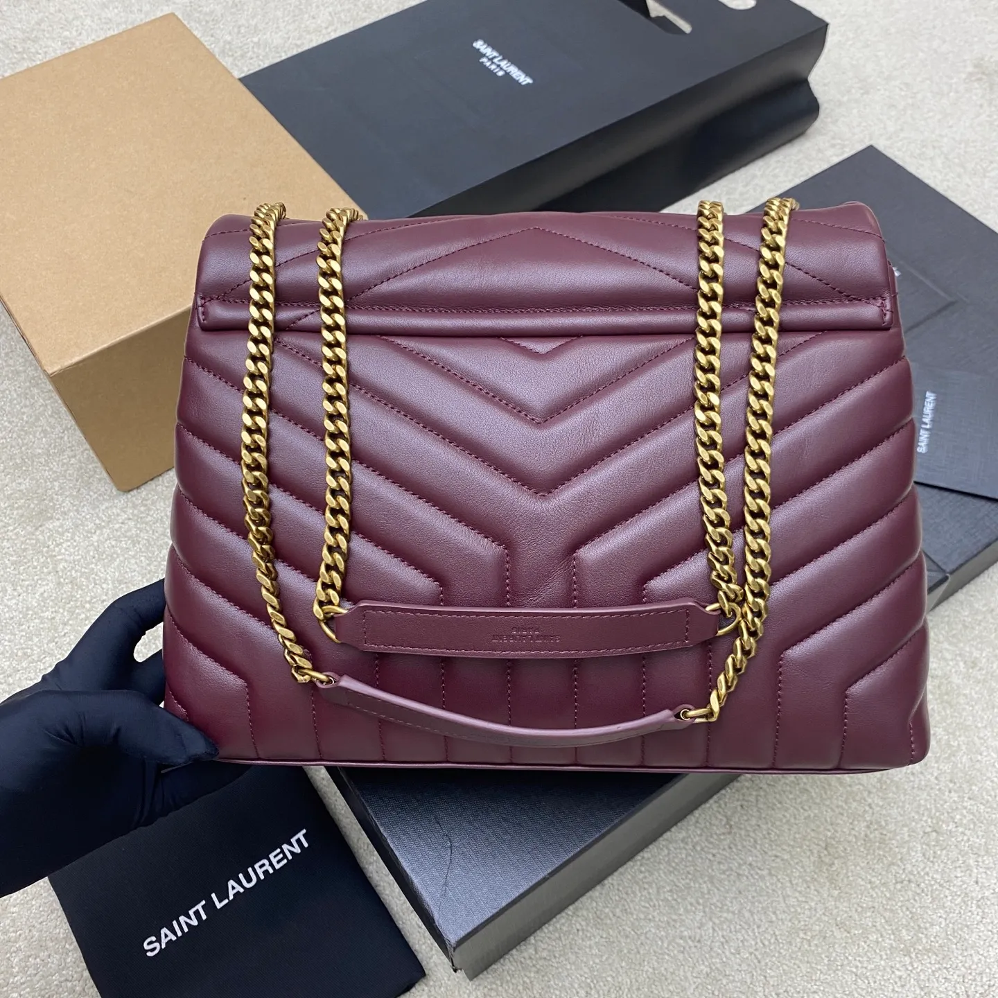 Maroon plain/antique gold 🌈The best-selling YSL LOULOU large long envelope satchel, a classic soft shape front flap bag with metal linked YSL logo, metal and genuine leather chain shoulder straps and Y-shaped stitching SLP upgraded version of the flip messenger bag, made of top calfskin 👍Casual and fashionable combination, showing a high-end atmosphere💋The shoulder straps can be combined into two to be carried on the shoulder, or can be carried cross-body! 20250880 Model: 392288 [original leather] Size: 32x22x10cm