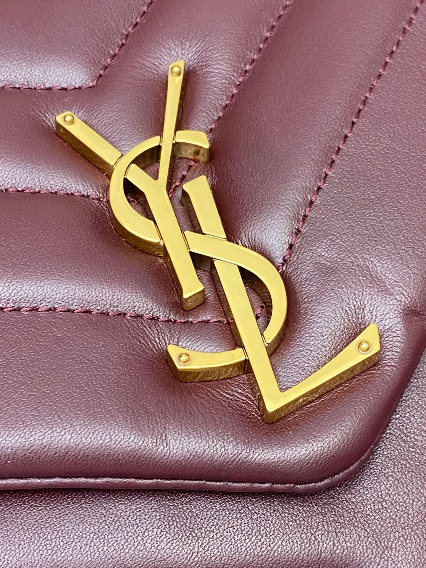 Maroon plain/antique gold 🌈The best-selling YSL LOULOU large long envelope satchel, a classic soft shape front flap bag with metal linked YSL logo, metal and genuine leather chain shoulder straps and Y-shaped stitching SLP upgraded version of the flip messenger bag, made of top calfskin 👍Casual and fashionable combination, showing a high-end atmosphere💋The shoulder straps can be combined into two to be carried on the shoulder, or can be carried cross-body! 20250880 Model: 392288 [original leather] Size: 32x22x10cm