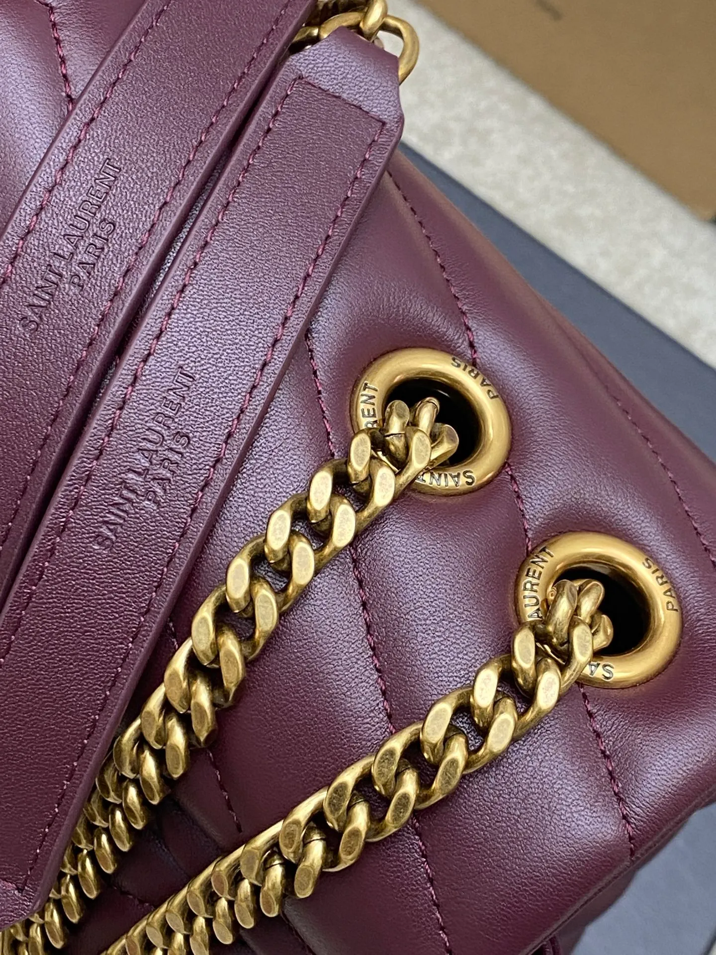 Maroon plain/antique gold 🌈The best-selling YSL LOULOU large long envelope satchel, a classic soft shape front flap bag with metal linked YSL logo, metal and genuine leather chain shoulder straps and Y-shaped stitching SLP upgraded version of the flip messenger bag, made of top calfskin 👍Casual and fashionable combination, showing a high-end atmosphere💋The shoulder straps can be combined into two to be carried on the shoulder, or can be carried cross-body! 20250880 Model: 392288 [original leather] Size: 32x22x10cm