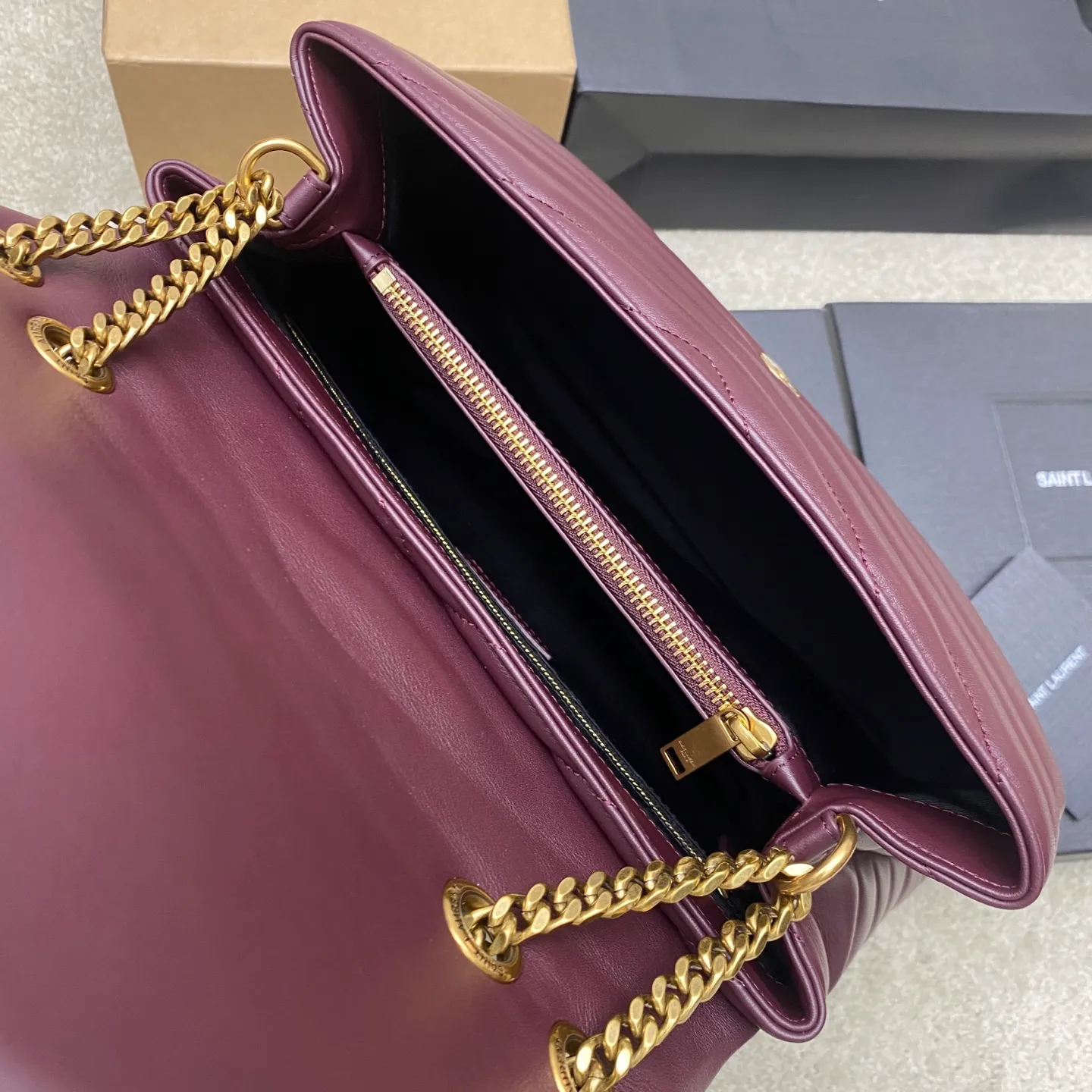 Maroon plain/antique gold 🌈The best-selling YSL LOULOU large long envelope satchel, a classic soft shape front flap bag with metal linked YSL logo, metal and genuine leather chain shoulder straps and Y-shaped stitching SLP upgraded version of the flip messenger bag, made of top calfskin 👍Casual and fashionable combination, showing a high-end atmosphere💋The shoulder straps can be combined into two to be carried on the shoulder, or can be carried cross-body! 20250880 Model: 392288 [original leather] Size: 32x22x10cm