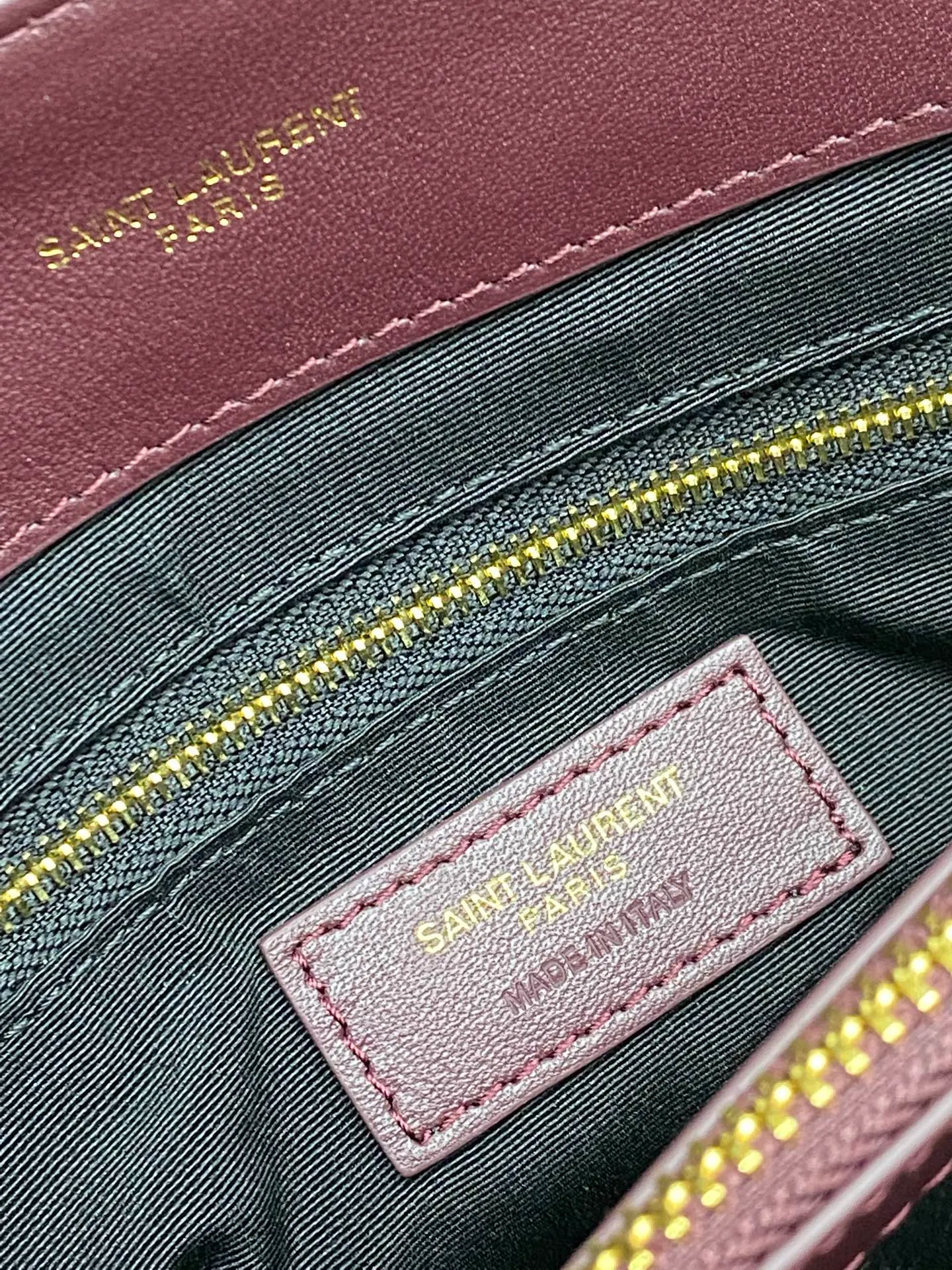 Maroon plain/antique gold 🌈The best-selling YSL LOULOU large long envelope satchel, a classic soft shape front flap bag with metal linked YSL logo, metal and genuine leather chain shoulder straps and Y-shaped stitching SLP upgraded version of the flip messenger bag, made of top calfskin 👍Casual and fashionable combination, showing a high-end atmosphere💋The shoulder straps can be combined into two to be carried on the shoulder, or can be carried cross-body! 20250880 Model: 392288 [original leather] Size: 32x22x10cm