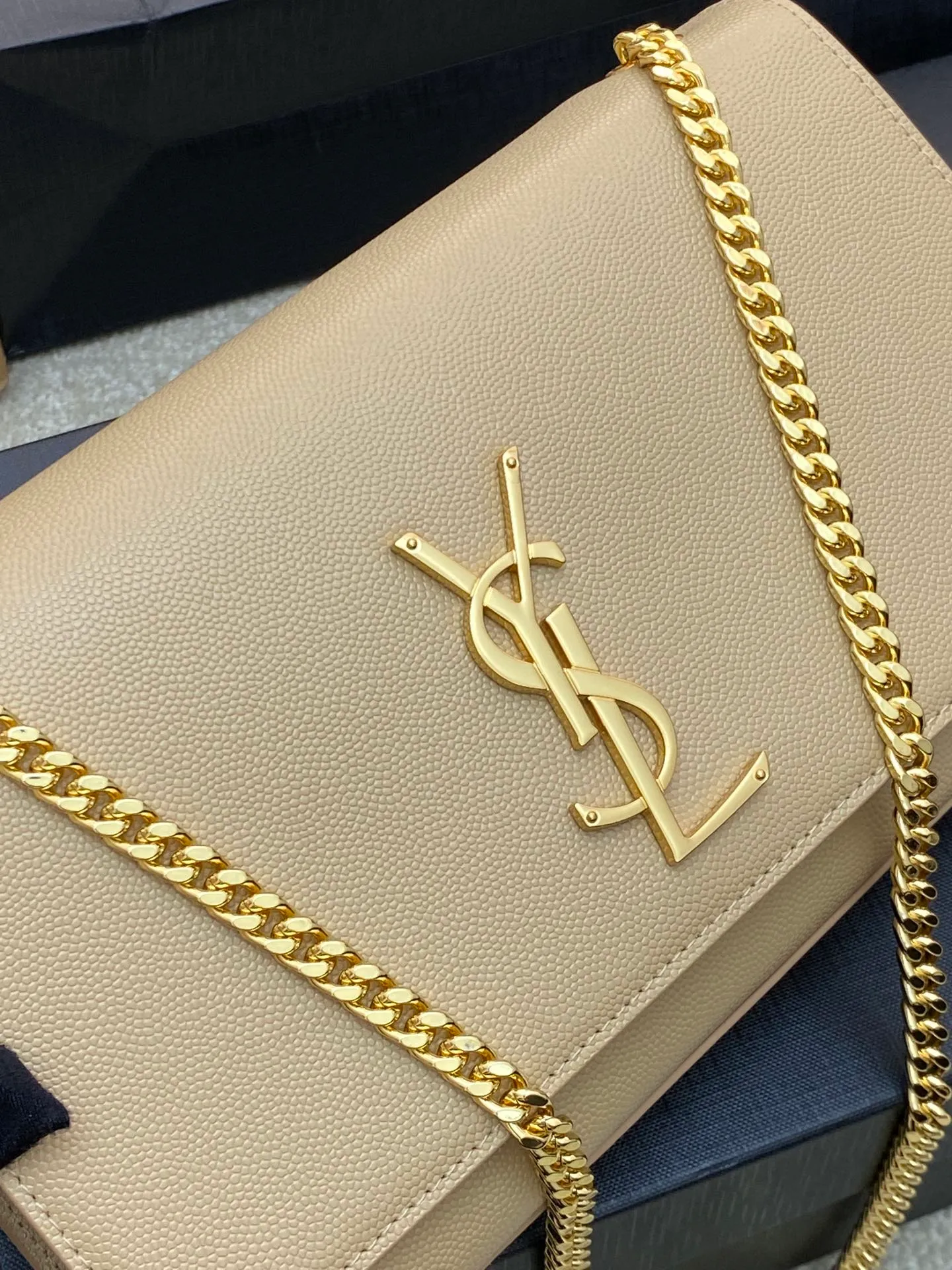 💰1260 Apricot ball pattern/gold buckle [original leather] 🌈Y’s most classic style Kate chain crossbody bag! A versatile style that is a must-have in every girl’s wardrobe! High-quality original South African cowhide, wear-resistant and scratch-resistant, no need to take special care of it💫Believe me, kate is definitely an eternal classic. No one would dare to say they are fashionable without a Y family tassel bag👍20210630 Model: 354021 [original leather] Size: 24*14.5*5.5cm