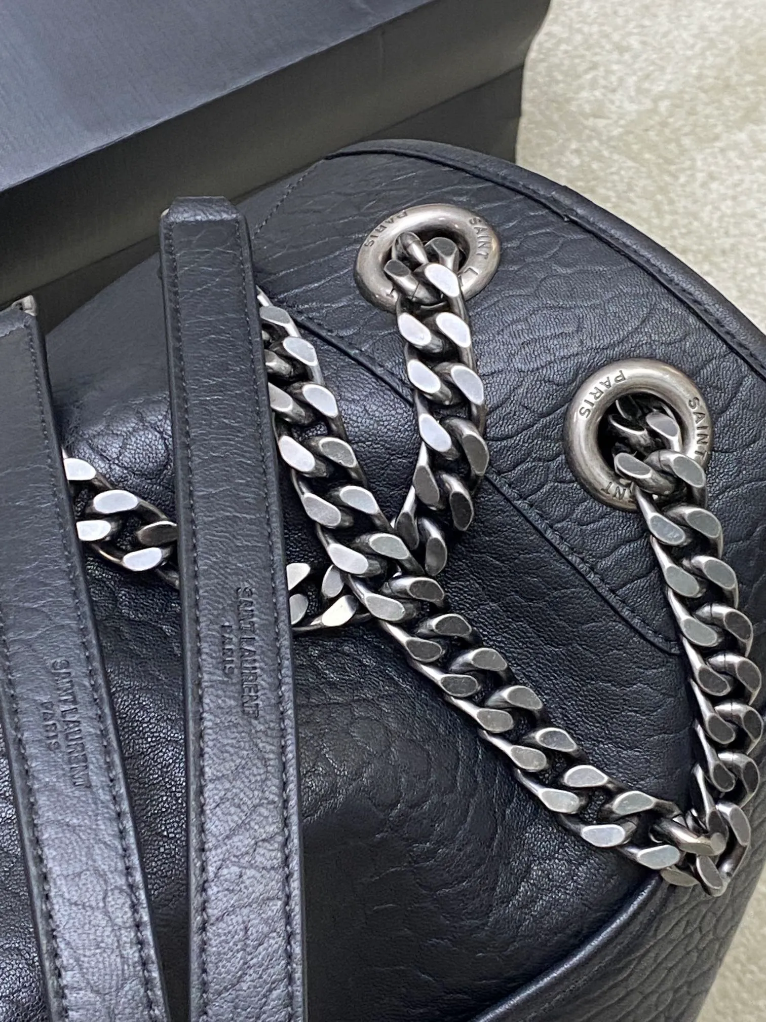 💰2700 Elephant pattern black/antique silver 🌈New elephant pattern NlKl oversized front flap handbag, decorated with metal LE CASSANDRE, with convertible leather and chain shoulder straps. Popular NIKI [Color][Color]Elephant Pattern[Strong][Strong] Many celebrities and Internet celebrities have the same style! Hard to find a pack at the counter, NIKI is popular all over the world, super large capacity, elephant pattern cowhide! The process is very complicated and gives you different visual effects! A must-have style👑202301350 Style number: 755857 [Original leather] Size: 47x33x16cm [This size does not come with packaging]