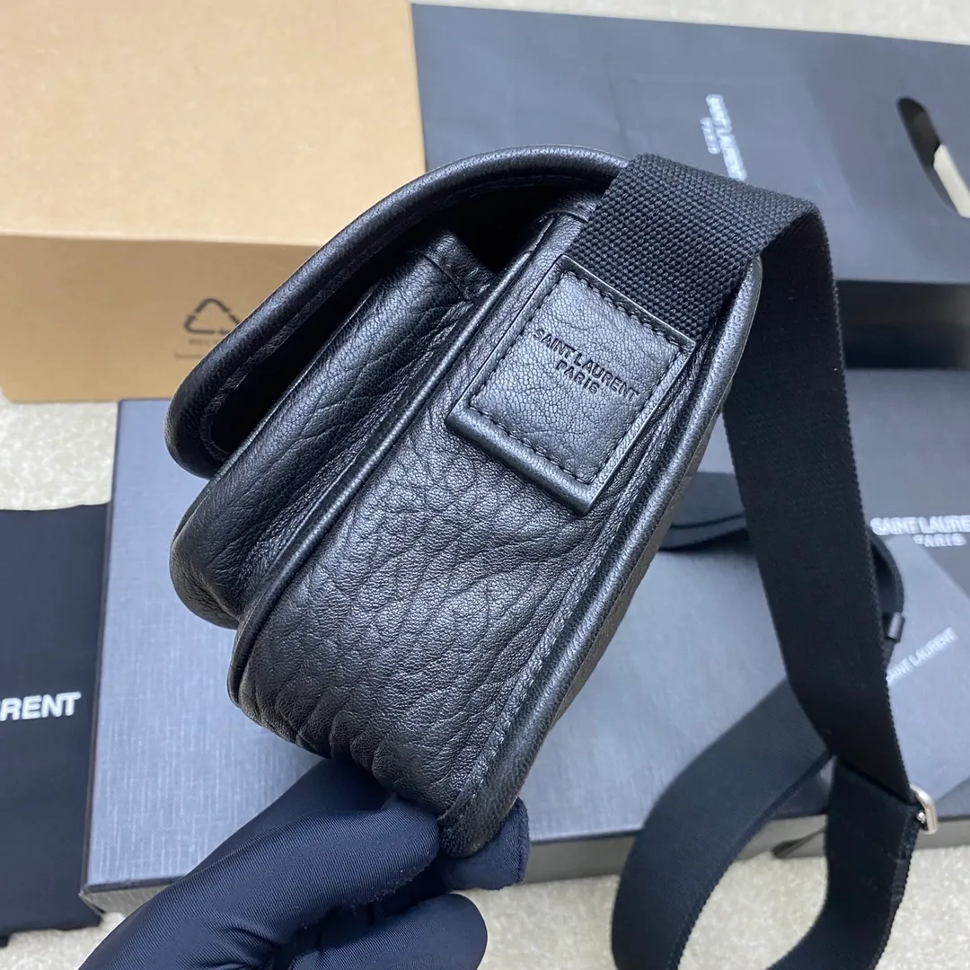 💰1560 elephant pattern black/antique silver 🌈New Niki grained sheepskin small messenger bag. Adjustable shoulder strap, lightweight and practical, two compartments, one large flat pocket on the back, cotton lining, magnetic snap closure! The entire bag shape is casual and lazy, high-end and natural, extremely high-end 👑Suitable for various styles~Can be used by both men and women👍20240720 Model: 776611 [original leather] Size: 21x15x6cm