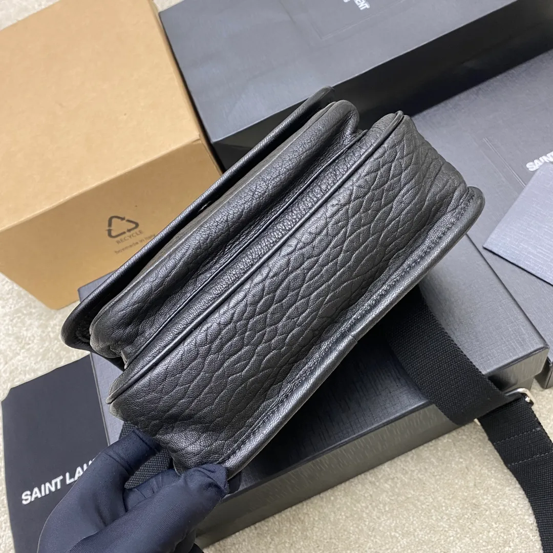 💰1560 elephant pattern black/antique silver 🌈New Niki grained sheepskin small messenger bag. Adjustable shoulder strap, lightweight and practical, two compartments, one large flat pocket on the back, cotton lining, magnetic snap closure! The entire bag shape is casual and lazy, high-end and natural, extremely high-end 👑Suitable for various styles~Can be used by both men and women👍20240720 Model: 776611 [original leather] Size: 21x15x6cm