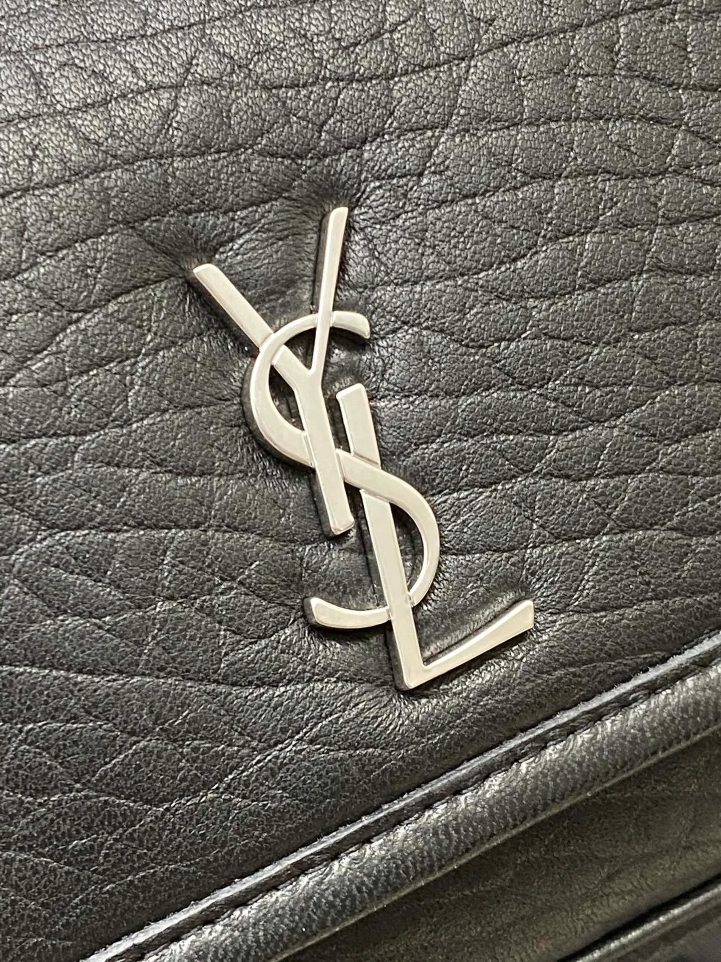 💰1560 elephant pattern black/antique silver 🌈New Niki grained sheepskin small messenger bag. Adjustable shoulder strap, lightweight and practical, two compartments, one large flat pocket on the back, cotton lining, magnetic snap closure! The entire bag shape is casual and lazy, high-end and natural, extremely high-end 👑Suitable for various styles~Can be used by both men and women👍20240720 Model: 776611 [original leather] Size: 21x15x6cm