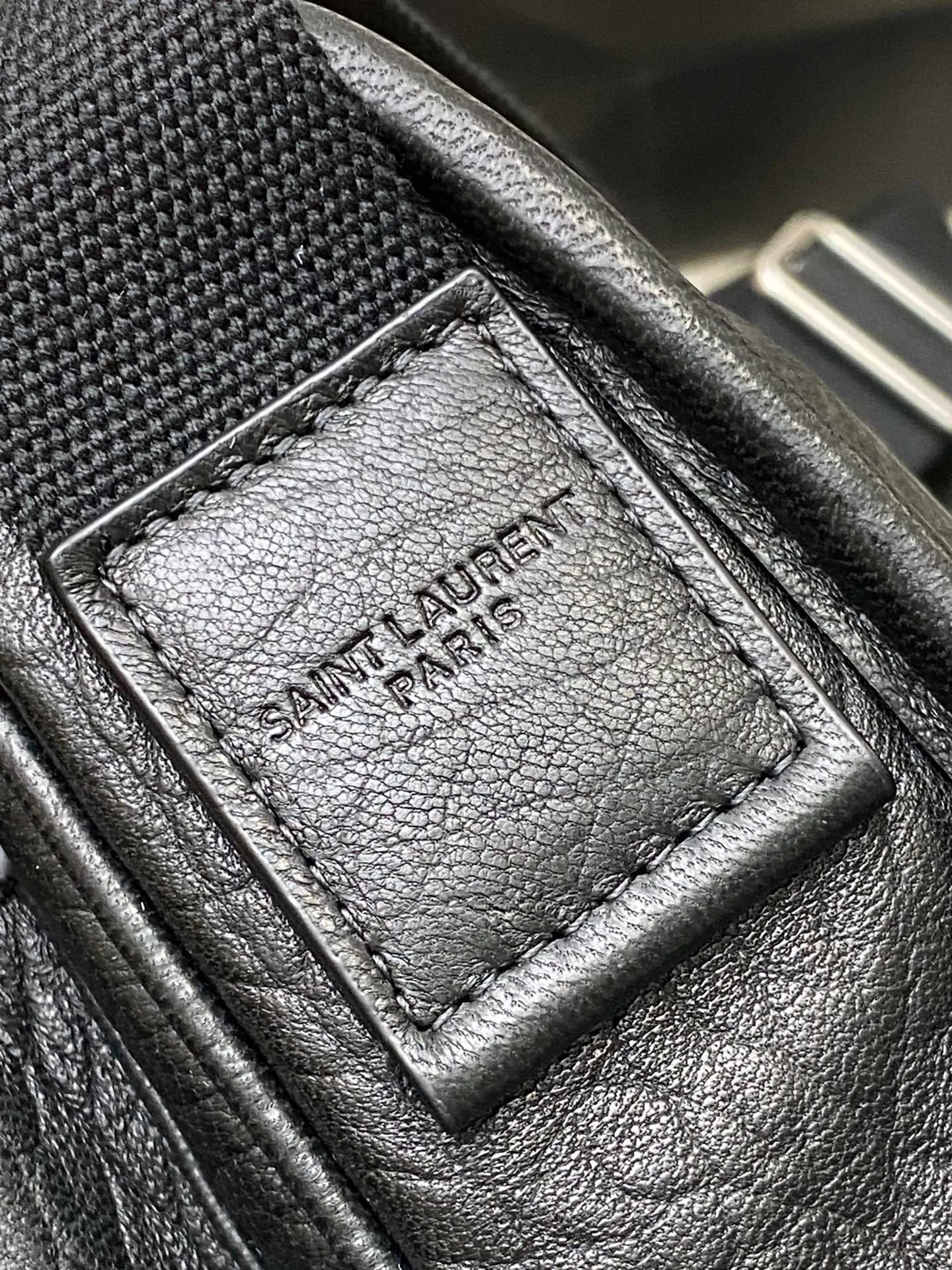 💰1560 elephant pattern black/antique silver 🌈New Niki grained sheepskin small messenger bag. Adjustable shoulder strap, lightweight and practical, two compartments, one large flat pocket on the back, cotton lining, magnetic snap closure! The entire bag shape is casual and lazy, high-end and natural, extremely high-end 👑Suitable for various styles~Can be used by both men and women👍20240720 Model: 776611 [original leather] Size: 21x15x6cm