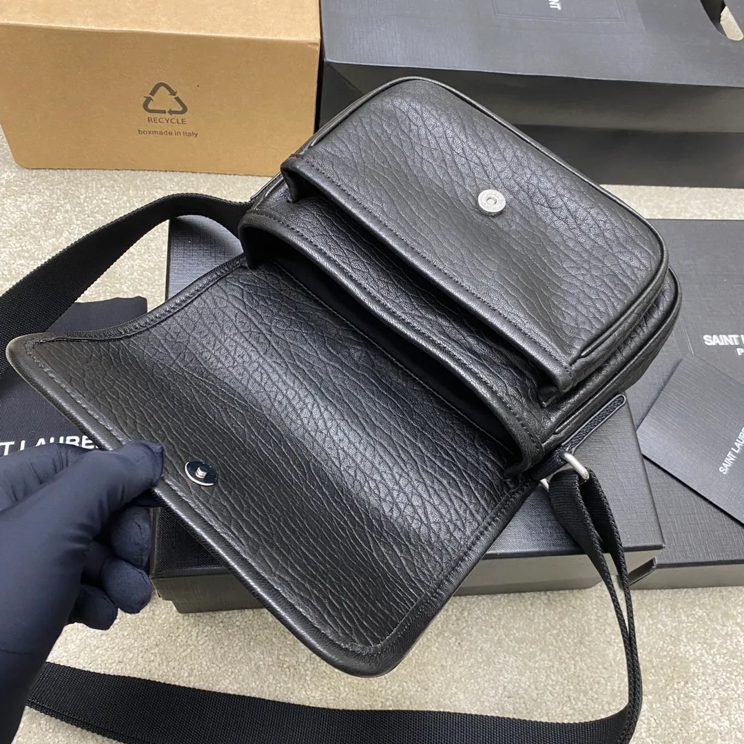 💰1560 elephant pattern black/antique silver 🌈New Niki grained sheepskin small messenger bag. Adjustable shoulder strap, lightweight and practical, two compartments, one large flat pocket on the back, cotton lining, magnetic snap closure! The entire bag shape is casual and lazy, high-end and natural, extremely high-end 👑Suitable for various styles~Can be used by both men and women👍20240720 Model: 776611 [original leather] Size: 21x15x6cm