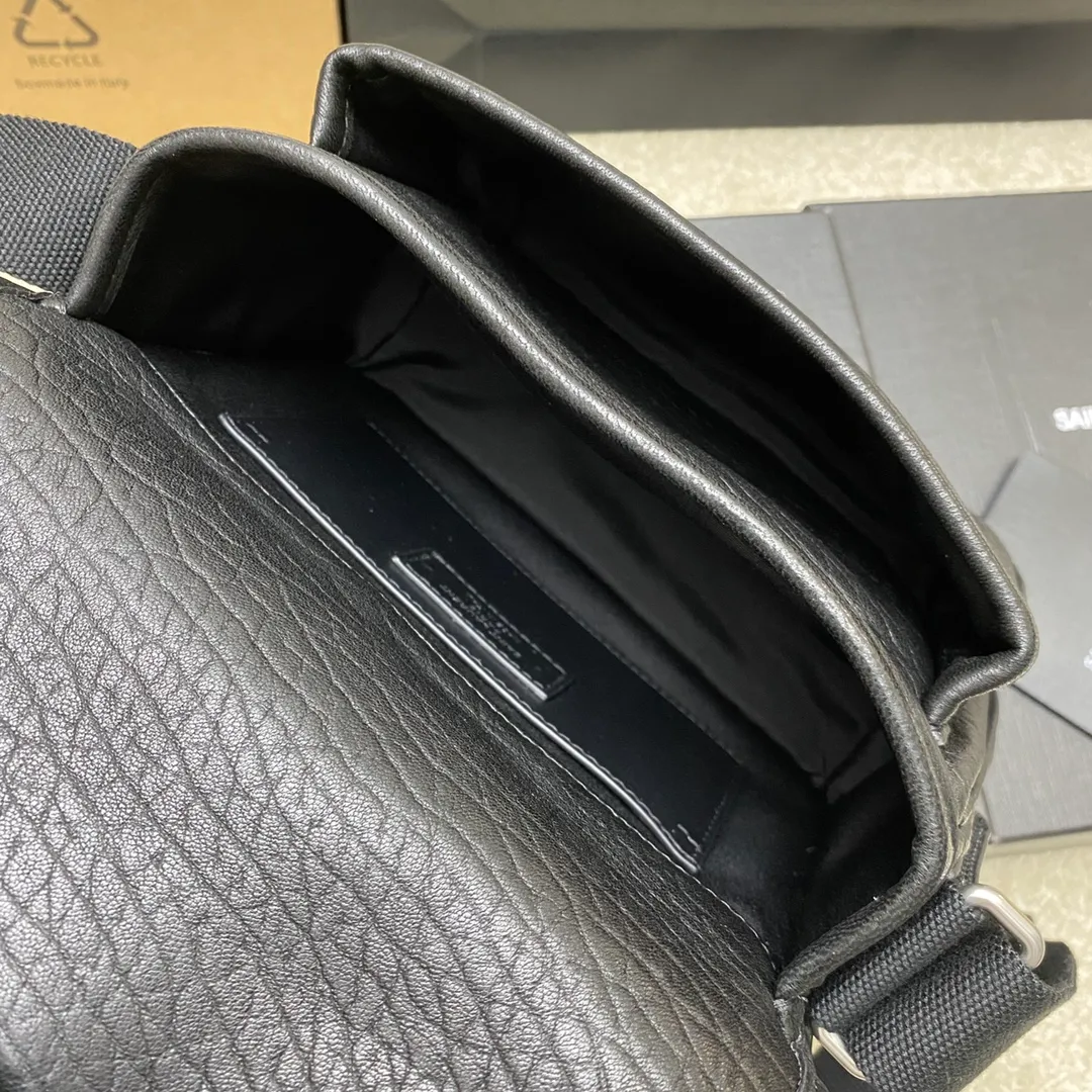 💰1560 elephant pattern black/antique silver 🌈New Niki grained sheepskin small messenger bag. Adjustable shoulder strap, lightweight and practical, two compartments, one large flat pocket on the back, cotton lining, magnetic snap closure! The entire bag shape is casual and lazy, high-end and natural, extremely high-end 👑Suitable for various styles~Can be used by both men and women👍20240720 Model: 776611 [original leather] Size: 21x15x6cm