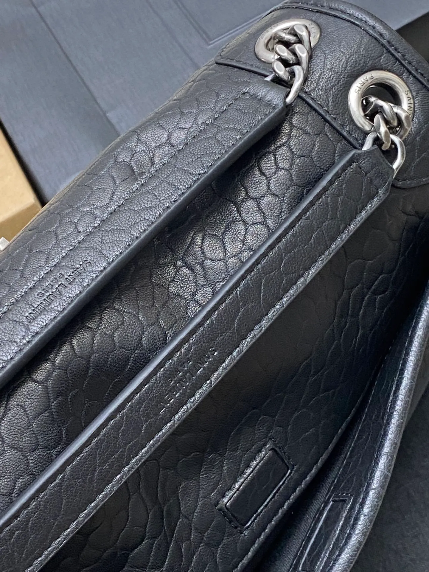 💰1760 Elephant pattern black/antique silver 🌈New elephant pattern NIKai front flap handbag, decorated with metal LE CASSANDRE, with convertible leather and chain shoulder straps. The popular NIKI elephant pattern has many celebrities and Internet celebrities in the same style. It is hard to find a pack in the counter. NIKI, which is popular all over the world, has super large capacity and elephant pattern cowhide! The process is very complicated and gives you different visual effects! A must-have style! 👑20230880 Style number: 633178 [original leather] Size: 28X20X8.5cm