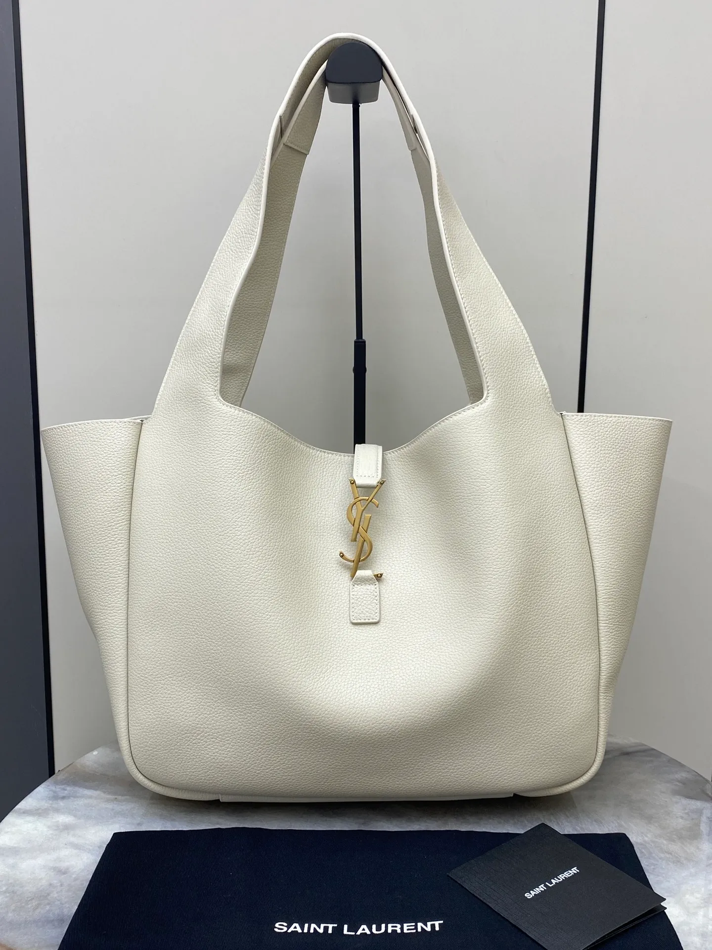 💰1700 White pebbled pattern/antique gold 🌈Horizontal tote version of the new BEA handbag, leather tab closure, decorated with LE CASSANDRE. Roomy and lined in tonal suede, it features a main compartment and an interior zipped pocket. Internal lace-up design, the sides can be folded or unfolded as needed. Soft deerskin bea has an exclusive rare and luxurious texture. The simple appearance is coupled with the softness of the upper body and a lazy style. The sides can also be contracted. There are two forms👑202301280 Model: 763435 [original leather] Size: 50x28x18cm [This size does not come with packaging]