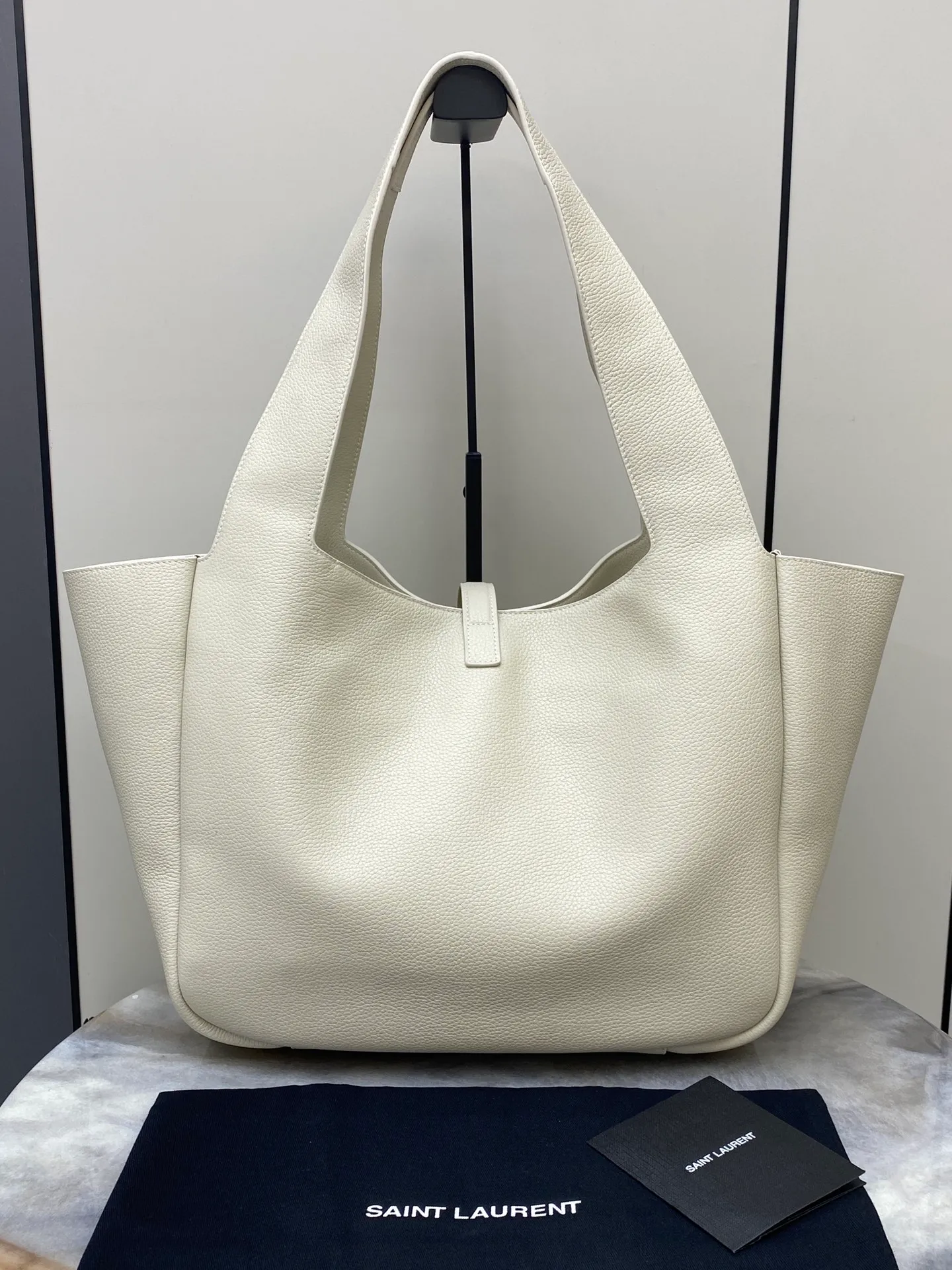 💰1700 White pebbled pattern/antique gold 🌈Horizontal tote version of the new BEA handbag, leather tab closure, decorated with LE CASSANDRE. Roomy and lined in tonal suede, it features a main compartment and an interior zipped pocket. Internal lace-up design, the sides can be folded or unfolded as needed. Soft deerskin bea has an exclusive rare and luxurious texture. The simple appearance is coupled with the softness of the upper body and a lazy style. The sides can also be contracted. There are two forms👑202301280 Model: 763435 [original leather] Size: 50x28x18cm [This size does not come with packaging]