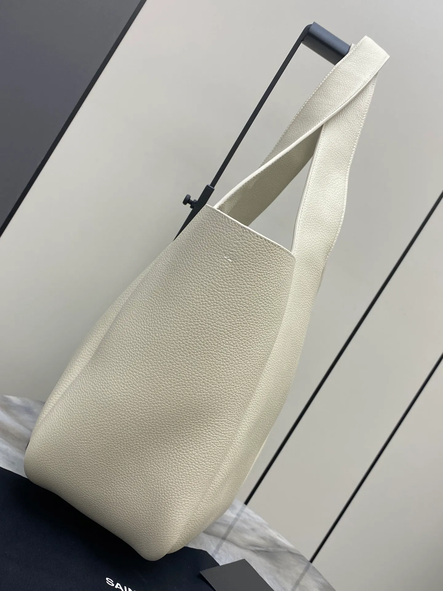 💰1700 White pebbled pattern/antique gold 🌈Horizontal tote version of the new BEA handbag, leather tab closure, decorated with LE CASSANDRE. Roomy and lined in tonal suede, it features a main compartment and an interior zipped pocket. Internal lace-up design, the sides can be folded or unfolded as needed. Soft deerskin bea has an exclusive rare and luxurious texture. The simple appearance is coupled with the softness of the upper body and a lazy style. The sides can also be contracted. There are two forms👑202301280 Model: 763435 [original leather] Size: 50x28x18cm [This size does not come with packaging]