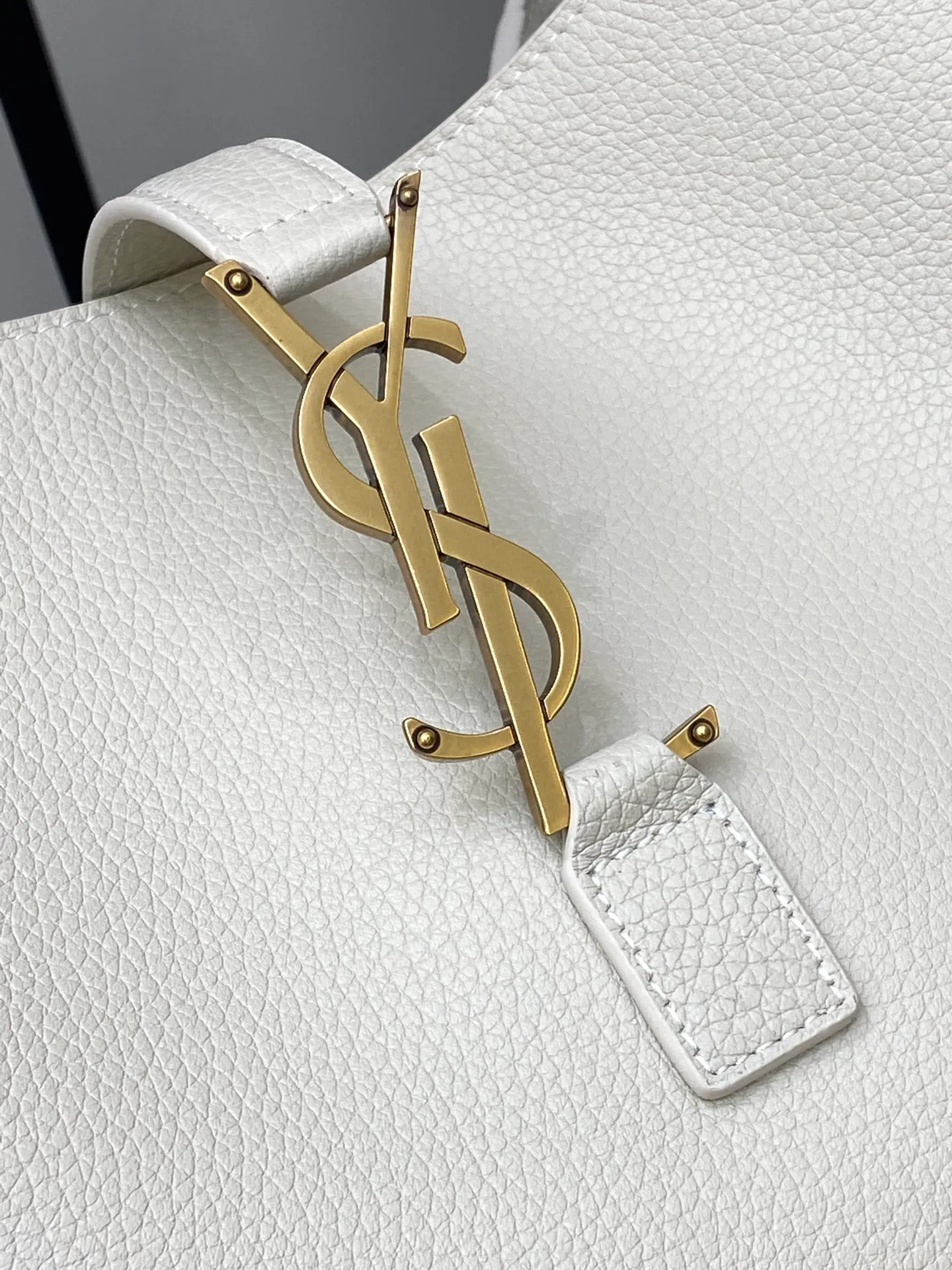 💰1700 White pebbled pattern/antique gold 🌈Horizontal tote version of the new BEA handbag, leather tab closure, decorated with LE CASSANDRE. Roomy and lined in tonal suede, it features a main compartment and an interior zipped pocket. Internal lace-up design, the sides can be folded or unfolded as needed. Soft deerskin bea has an exclusive rare and luxurious texture. The simple appearance is coupled with the softness of the upper body and a lazy style. The sides can also be contracted. There are two forms👑202301280 Model: 763435 [original leather] Size: 50x28x18cm [This size does not come with packaging]