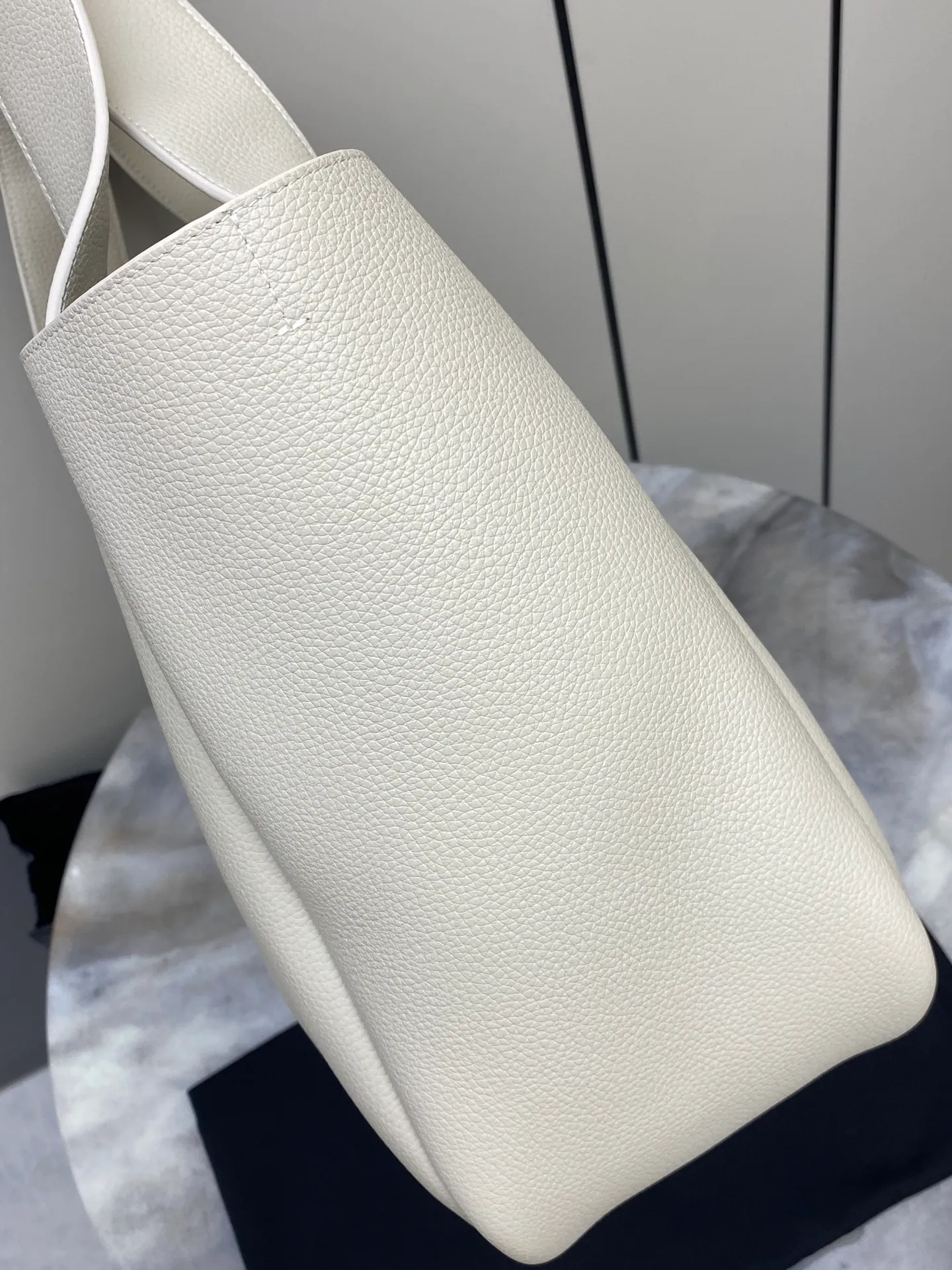 💰1700 White pebbled pattern/antique gold 🌈Horizontal tote version of the new BEA handbag, leather tab closure, decorated with LE CASSANDRE. Roomy and lined in tonal suede, it features a main compartment and an interior zipped pocket. Internal lace-up design, the sides can be folded or unfolded as needed. Soft deerskin bea has an exclusive rare and luxurious texture. The simple appearance is coupled with the softness of the upper body and a lazy style. The sides can also be contracted. There are two forms👑202301280 Model: 763435 [original leather] Size: 50x28x18cm [This size does not come with packaging]