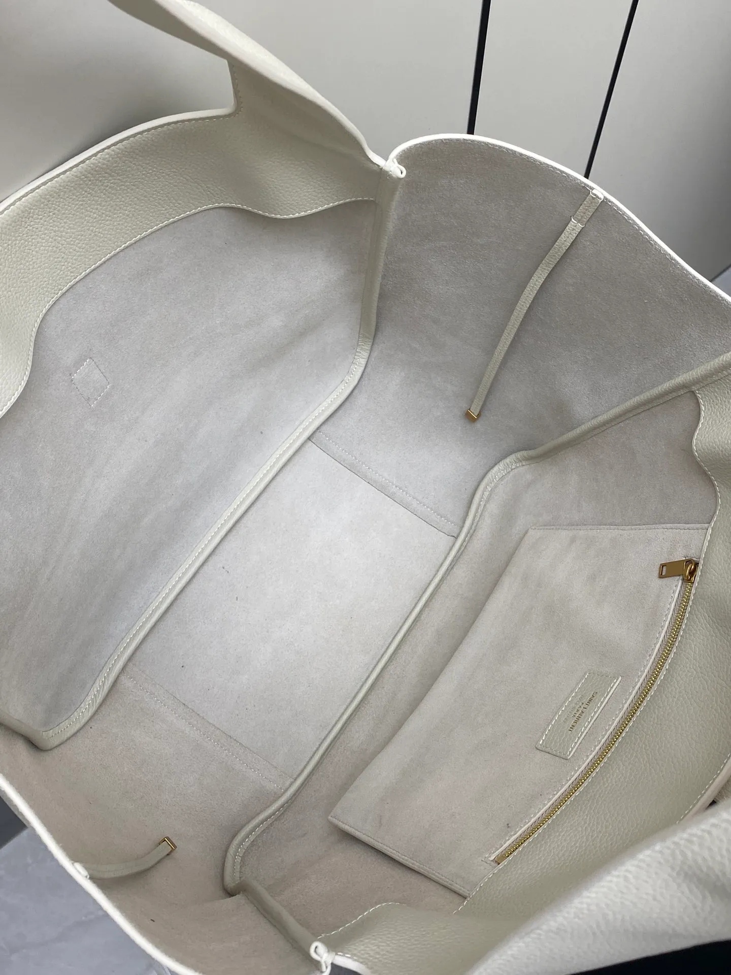 💰1700 White pebbled pattern/antique gold 🌈Horizontal tote version of the new BEA handbag, leather tab closure, decorated with LE CASSANDRE. Roomy and lined in tonal suede, it features a main compartment and an interior zipped pocket. Internal lace-up design, the sides can be folded or unfolded as needed. Soft deerskin bea has an exclusive rare and luxurious texture. The simple appearance is coupled with the softness of the upper body and a lazy style. The sides can also be contracted. There are two forms👑202301280 Model: 763435 [original leather] Size: 50x28x18cm [This size does not come with packaging]