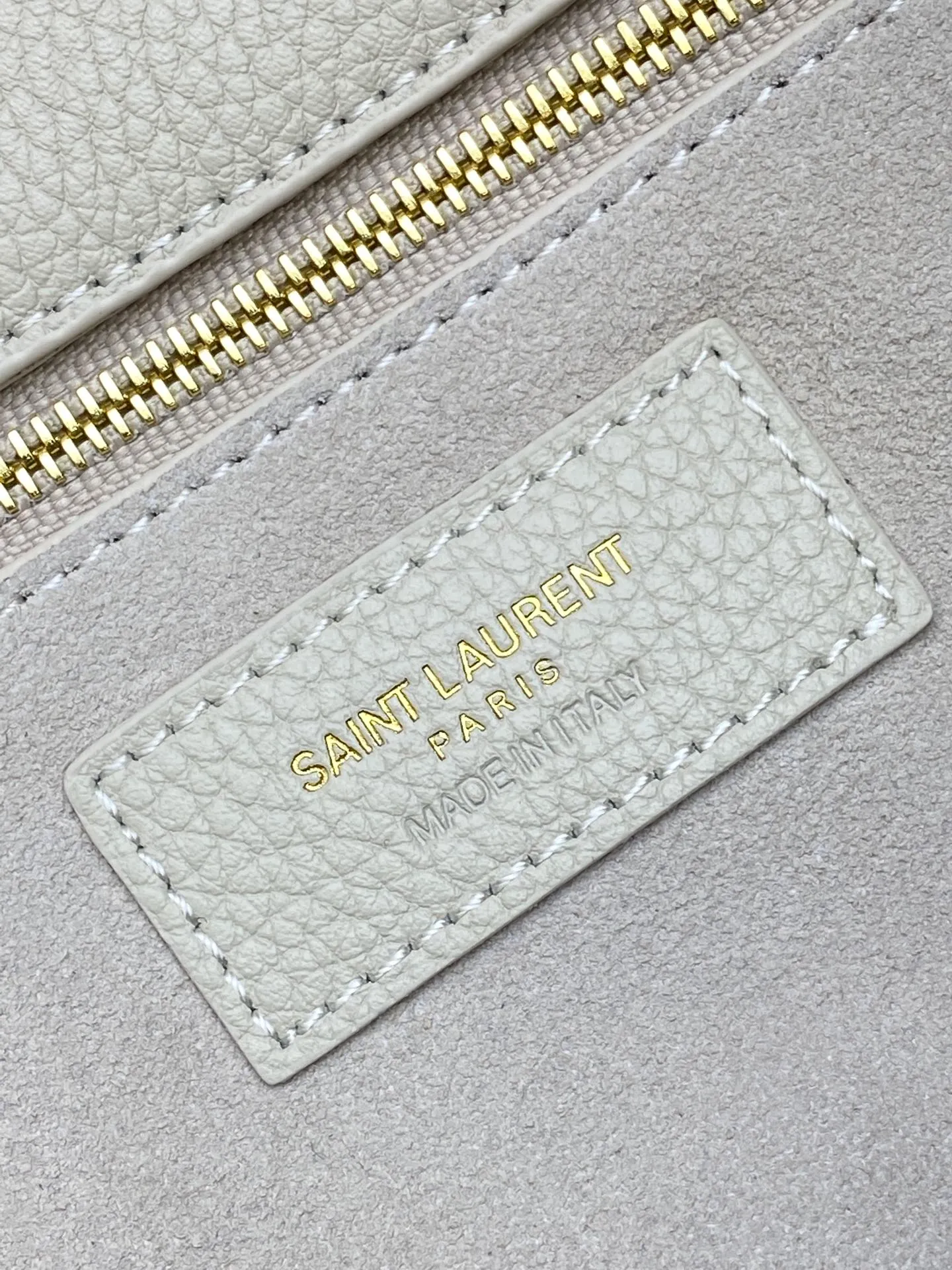 💰1700 White pebbled pattern/antique gold 🌈Horizontal tote version of the new BEA handbag, leather tab closure, decorated with LE CASSANDRE. Roomy and lined in tonal suede, it features a main compartment and an interior zipped pocket. Internal lace-up design, the sides can be folded or unfolded as needed. Soft deerskin bea has an exclusive rare and luxurious texture. The simple appearance is coupled with the softness of the upper body and a lazy style. The sides can also be contracted. There are two forms👑202301280 Model: 763435 [original leather] Size: 50x28x18cm [This size does not come with packaging]