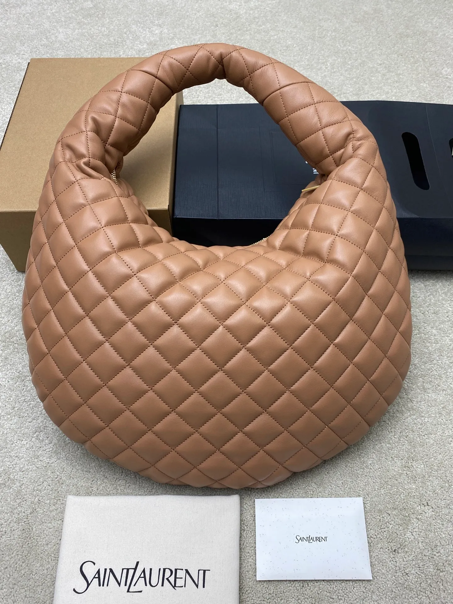 Rose pink sheepskin/gold 🌈New ICARE baby nappa sheepskin handbag The much-anticipated croissant-shaped bag 🥐 makes its debut, embellished with the iconic metal logo, perfectly combining retro and modern feel, making it one of the most anticipated It Bags this season. Whether it's for daily outings or night parties, this bag can be easily carried! 202501050 Model: 858160 [Original leather] Size: 47x35x15 [This size does not come with packaging]
