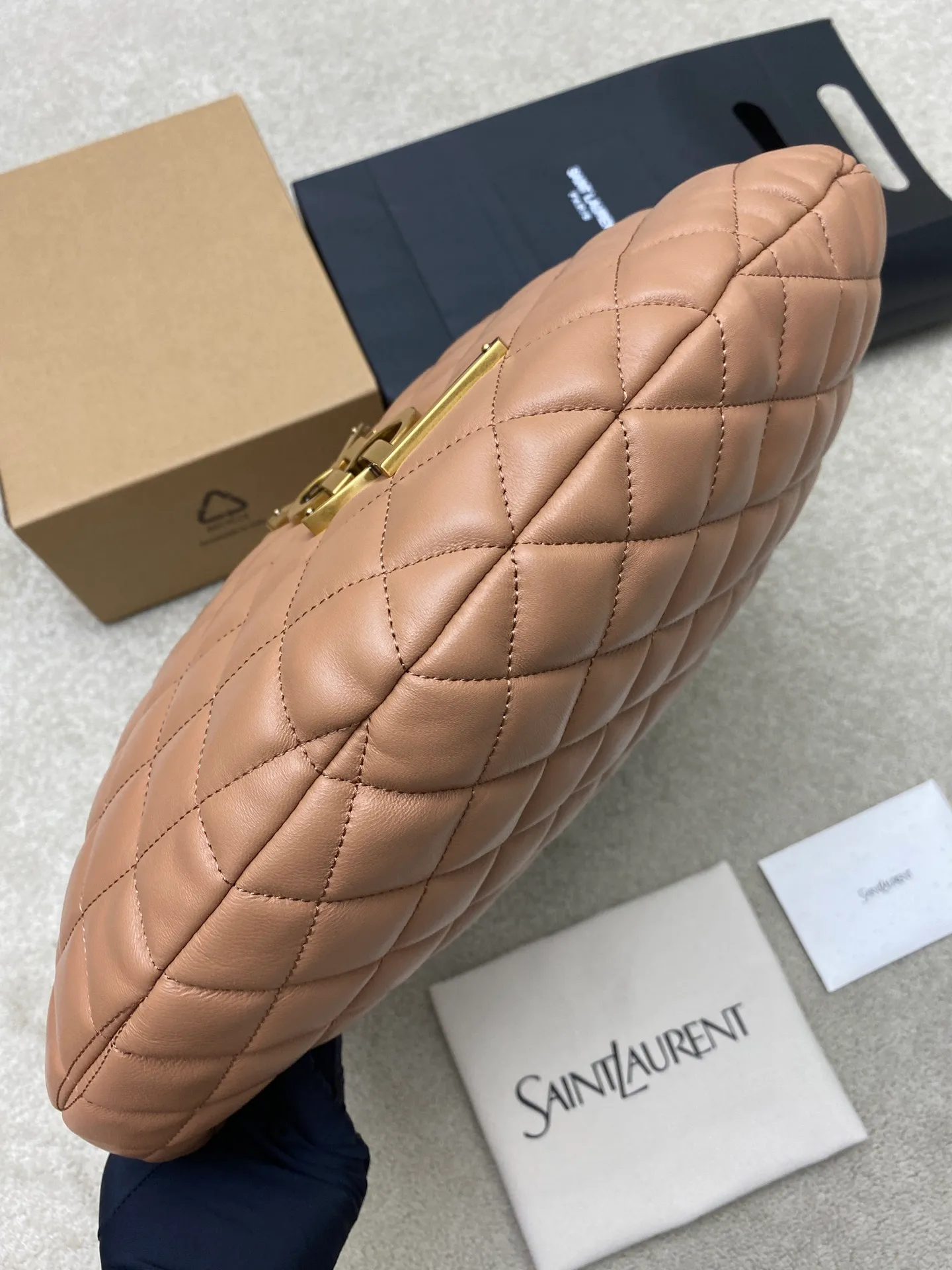 Rose pink sheepskin/gold 🌈New ICARE baby nappa sheepskin handbag The much-anticipated croissant-shaped bag 🥐 makes its debut, embellished with the iconic metal logo, perfectly combining retro and modern feel, making it one of the most anticipated It Bags this season. Whether it's for daily outings or night parties, this bag can be easily carried! 202501050 Model: 858160 [Original leather] Size: 47x35x15 [This size does not come with packaging]