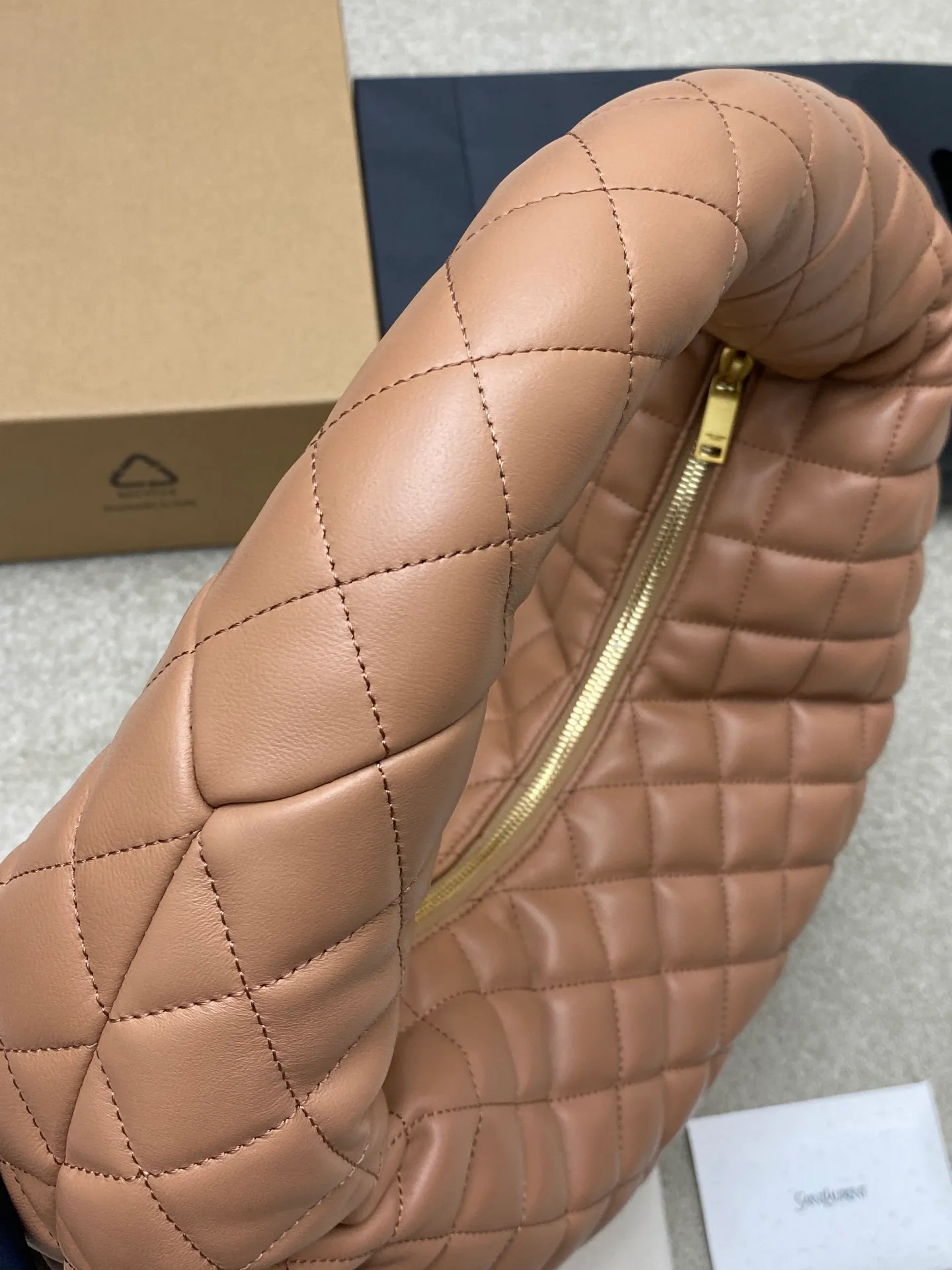Rose pink sheepskin/gold 🌈New ICARE baby nappa sheepskin handbag The much-anticipated croissant-shaped bag 🥐 makes its debut, embellished with the iconic metal logo, perfectly combining retro and modern feel, making it one of the most anticipated It Bags this season. Whether it's for daily outings or night parties, this bag can be easily carried! 202501050 Model: 858160 [Original leather] Size: 47x35x15 [This size does not come with packaging]