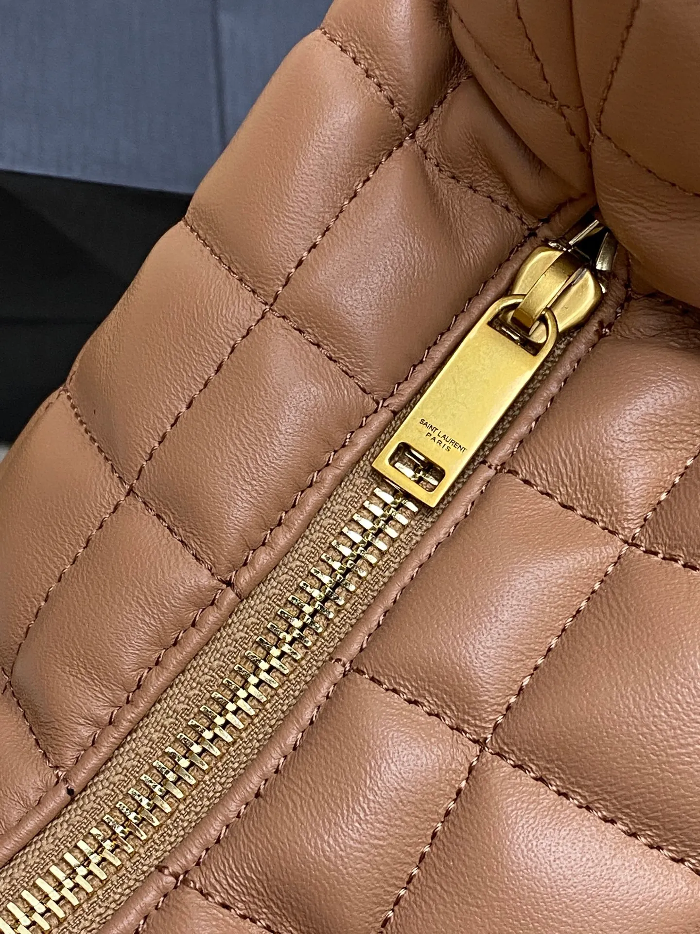 Rose pink sheepskin/gold 🌈New ICARE baby nappa sheepskin handbag The much-anticipated croissant-shaped bag 🥐 makes its debut, embellished with the iconic metal logo, perfectly combining retro and modern feel, making it one of the most anticipated It Bags this season. Whether it's for daily outings or night parties, this bag can be easily carried! 202501050 Model: 858160 [Original leather] Size: 47x35x15 [This size does not come with packaging]