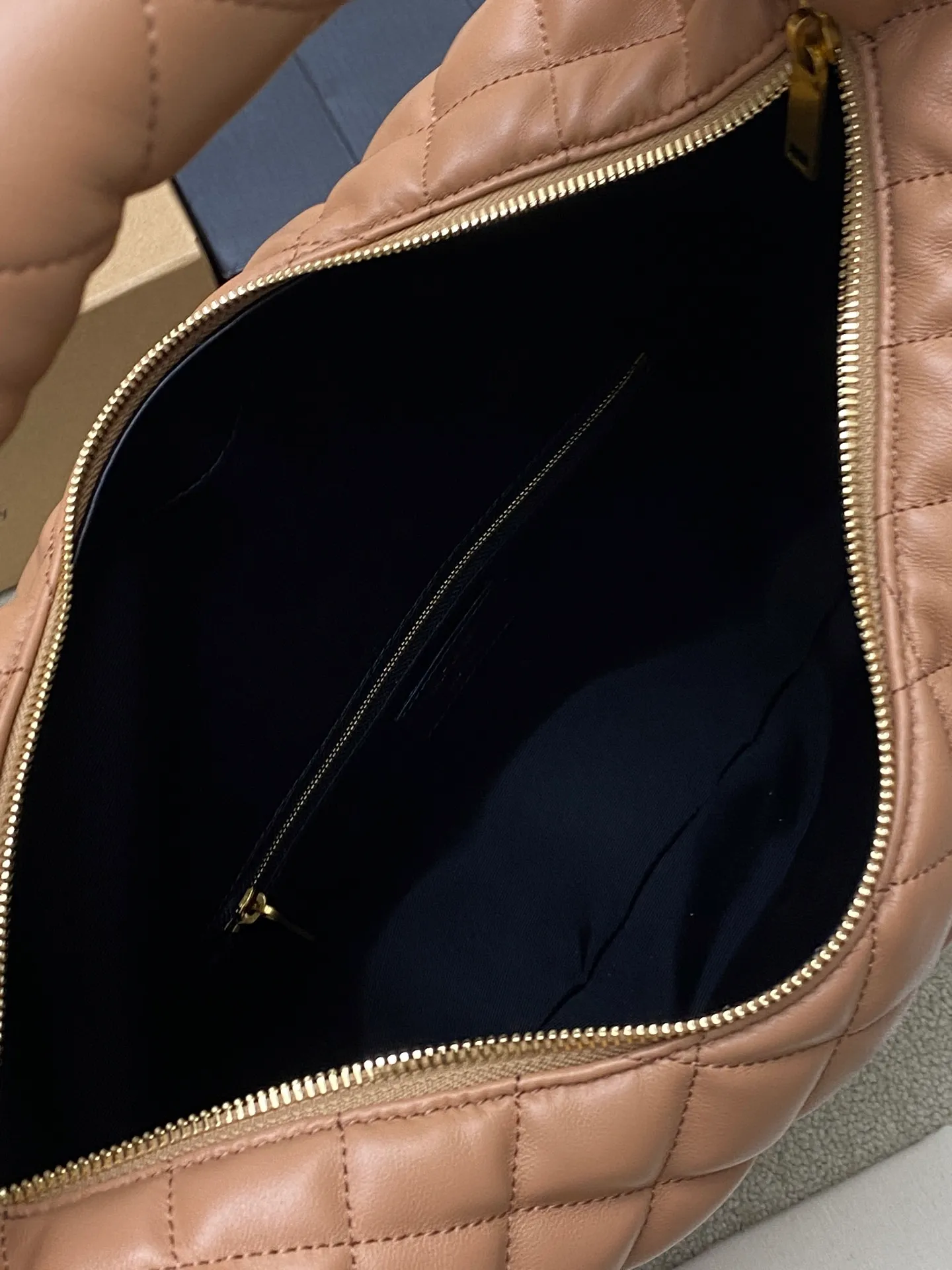Rose pink sheepskin/gold 🌈New ICARE baby nappa sheepskin handbag The much-anticipated croissant-shaped bag 🥐 makes its debut, embellished with the iconic metal logo, perfectly combining retro and modern feel, making it one of the most anticipated It Bags this season. Whether it's for daily outings or night parties, this bag can be easily carried! 202501050 Model: 858160 [Original leather] Size: 47x35x15 [This size does not come with packaging]