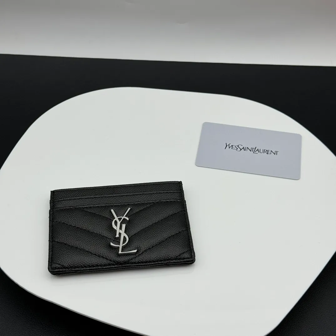 💰100 💎Top quality💖 MONOGRAM SAINT LAURENT card holder Caviar Silver Gold# Imported calfskin decorated with metal interlocking YSL logo and MATELASSÉ stitching. 🌸SLP Card Holder 🎀Credit Holder💋💋Metal interlocking YSL standard✅, jacquard embossed stitching decoration, gold hardware, 5⃣️card slot compartments😍Model number: 423291 Size: 10x7.5x0.5 cm