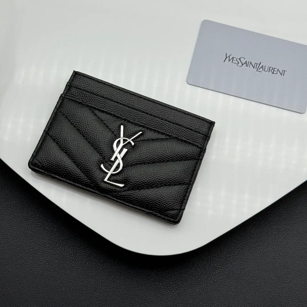 💰100 💎Top quality💖 MONOGRAM SAINT LAURENT card holder Caviar Silver Gold# Imported calfskin decorated with metal interlocking YSL logo and MATELASSÉ stitching. 🌸SLP Card Holder 🎀Credit Holder💋💋Metal interlocking YSL standard✅, jacquard embossed stitching decoration, gold hardware, 5⃣️card slot compartments😍Model number: 423291 Size: 10x7.5x0.5 cm