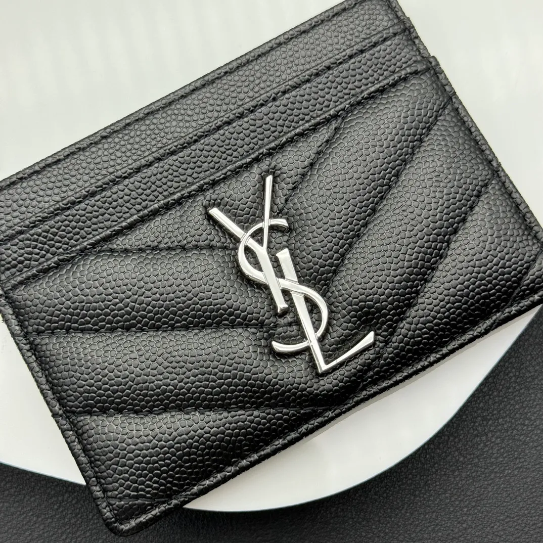 💰100 💎Top quality💖 MONOGRAM SAINT LAURENT card holder Caviar Silver Gold# Imported calfskin decorated with metal interlocking YSL logo and MATELASSÉ stitching. 🌸SLP Card Holder 🎀Credit Holder💋💋Metal interlocking YSL standard✅, jacquard embossed stitching decoration, gold hardware, 5⃣️card slot compartments😍Model number: 423291 Size: 10x7.5x0.5 cm