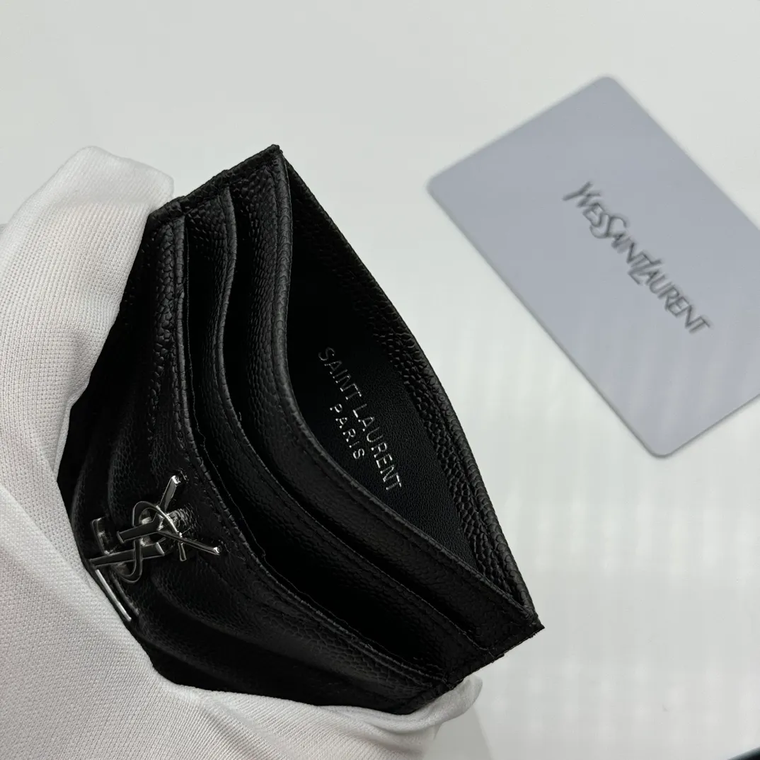 💰100 💎Top quality💖 MONOGRAM SAINT LAURENT card holder Caviar Silver Gold# Imported calfskin decorated with metal interlocking YSL logo and MATELASSÉ stitching. 🌸SLP Card Holder 🎀Credit Holder💋💋Metal interlocking YSL standard✅, jacquard embossed stitching decoration, gold hardware, 5⃣️card slot compartments😍Model number: 423291 Size: 10x7.5x0.5 cm