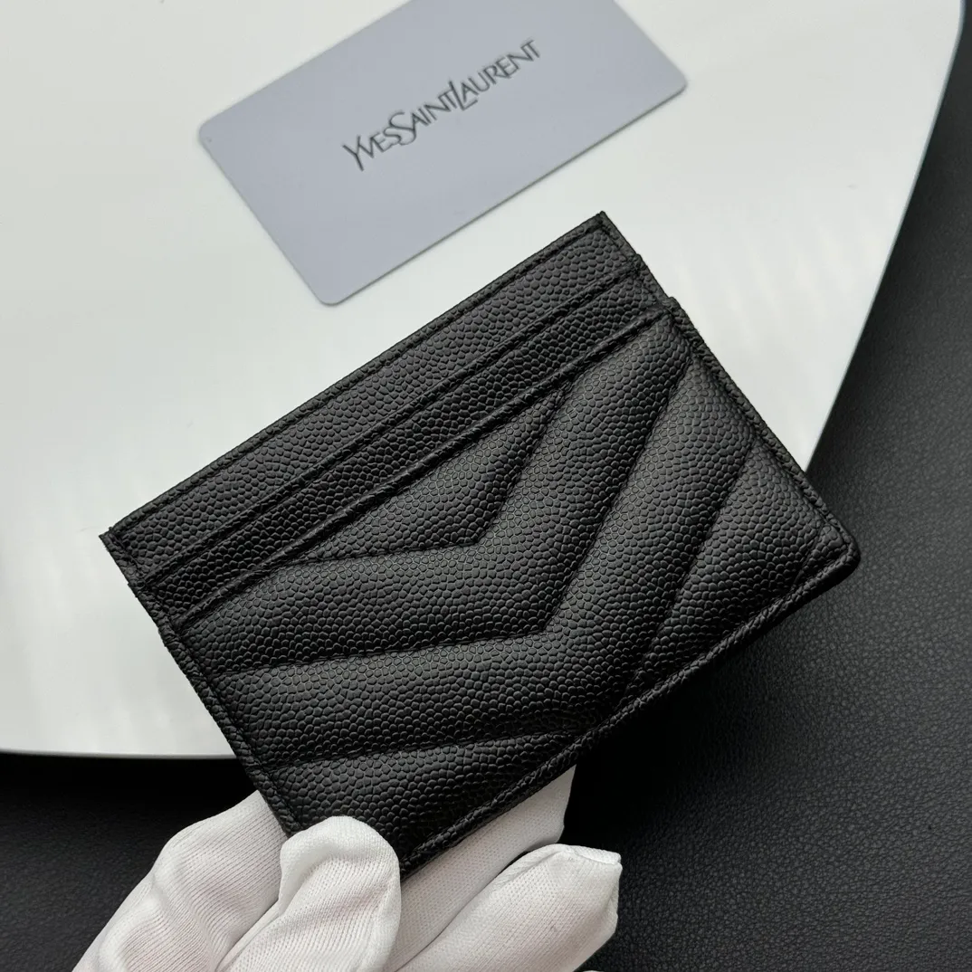 💰100 💎Top quality💖 MONOGRAM SAINT LAURENT card holder Caviar Silver Gold# Imported calfskin decorated with metal interlocking YSL logo and MATELASSÉ stitching. 🌸SLP Card Holder 🎀Credit Holder💋💋Metal interlocking YSL standard✅, jacquard embossed stitching decoration, gold hardware, 5⃣️card slot compartments😍Model number: 423291 Size: 10x7.5x0.5 cm