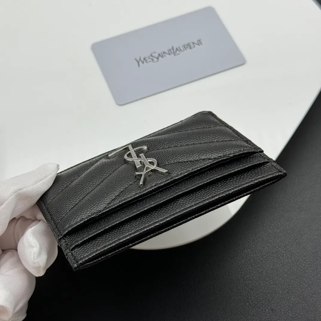 💰100 💎Top quality💖 MONOGRAM SAINT LAURENT card holder Caviar Silver Gold# Imported calfskin decorated with metal interlocking YSL logo and MATELASSÉ stitching. 🌸SLP Card Holder 🎀Credit Holder💋💋Metal interlocking YSL standard✅, jacquard embossed stitching decoration, gold hardware, 5⃣️card slot compartments😍Model number: 423291 Size: 10x7.5x0.5 cm