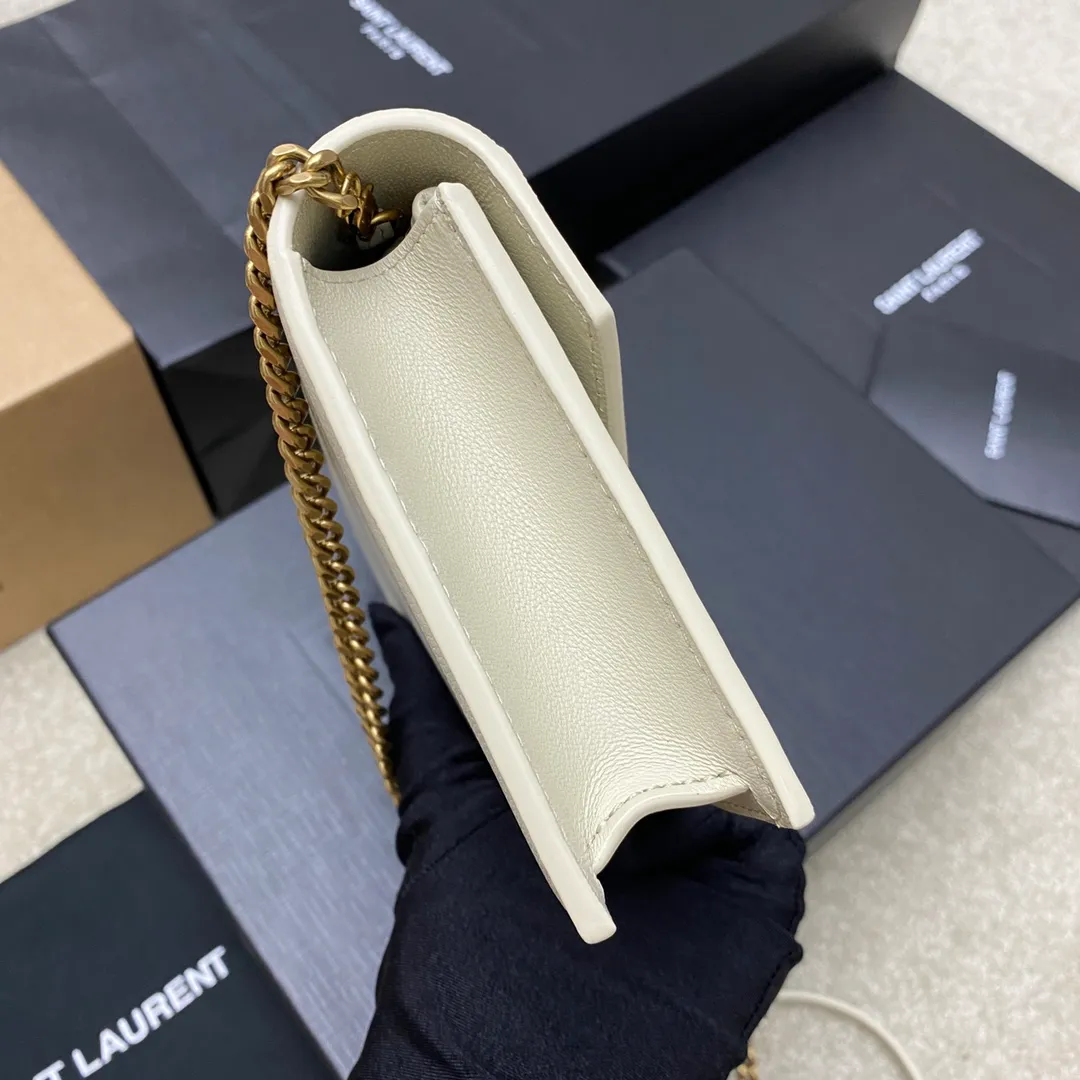 p1220 The top product on the market, white sheepskin/gold 🌈Y’s new product LE CASSANDRE smooth leather envelope chain wallet, made of Italian imported lambskin, soft to the touch! Front flap wallet, decorated with three-color metal logo, super nice! LECASSANDRE interior: six card slots, one bill slot, one main compartment, and one zippered coin pocket, practical and stylish! 20230610 Model: 743050 [original leather] Size: 19x12.5x3.5cm