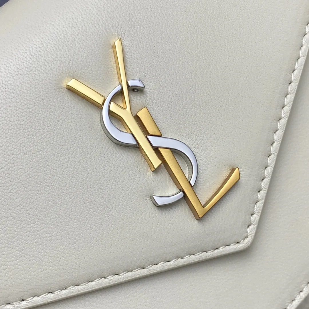 p1220 The top product on the market, white sheepskin/gold 🌈Y’s new product LE CASSANDRE smooth leather envelope chain wallet, made of Italian imported lambskin, soft to the touch! Front flap wallet, decorated with three-color metal logo, super nice! LECASSANDRE interior: six card slots, one bill slot, one main compartment, and one zippered coin pocket, practical and stylish! 20230610 Model: 743050 [original leather] Size: 19x12.5x3.5cm