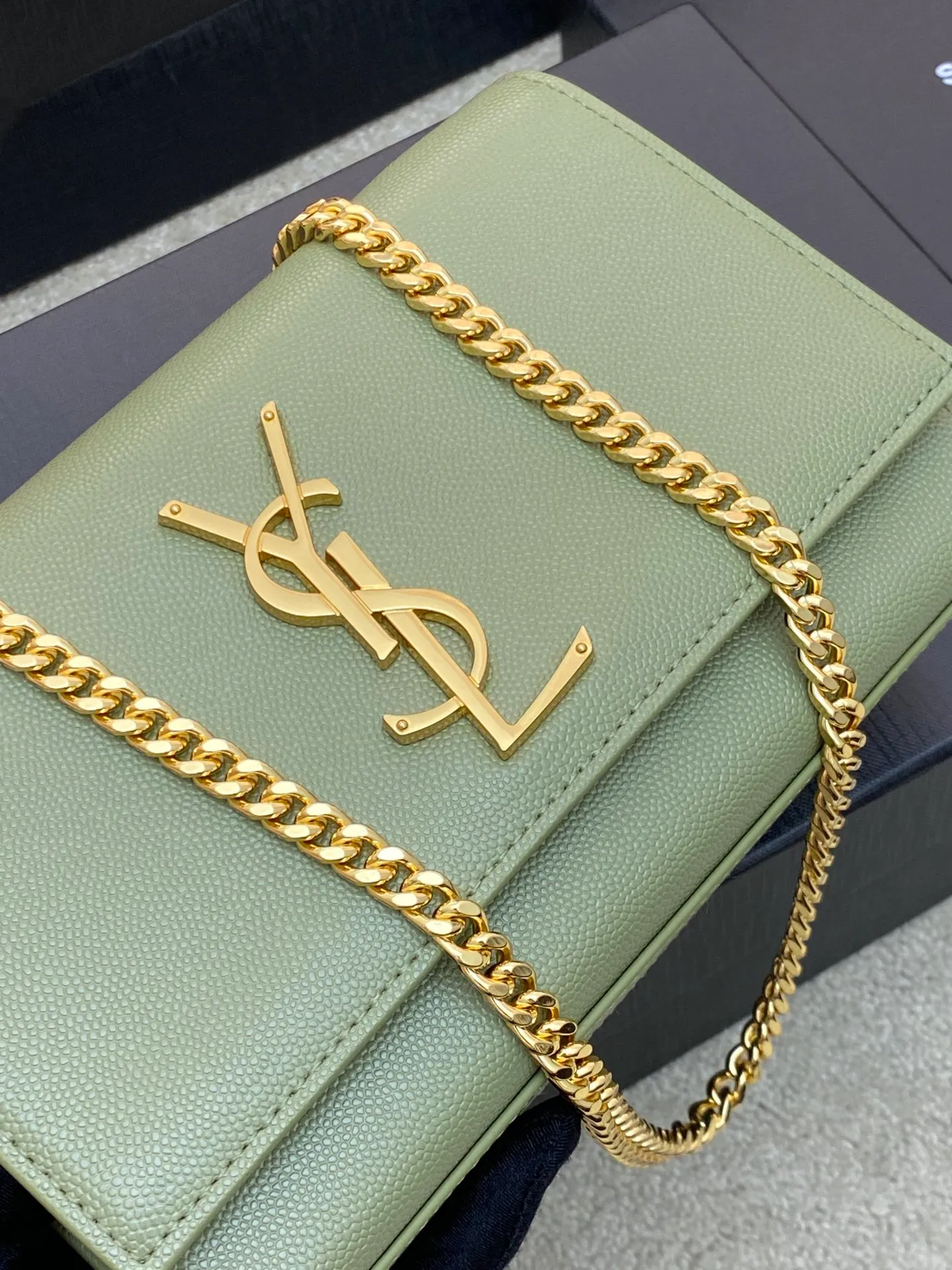 💰1260 Avocado green ball pattern/gold buckle 🌈KATE The most classic style and the most practical size. The core design of this series is the Y logo. Mr. Yves Saint Laurent invited poster artist Cassandre to design it. The three letters are superimposed on each other, which is simple and avant-garde. High-quality crocodile pattern cowhide, wear-resistant and scratch-resistant! Definitely a timeless classic! No Y family tassel bag dares to say that they are fashionable👍20210630 Model: 377629 [original leather] Size: 20*12.5*5cm