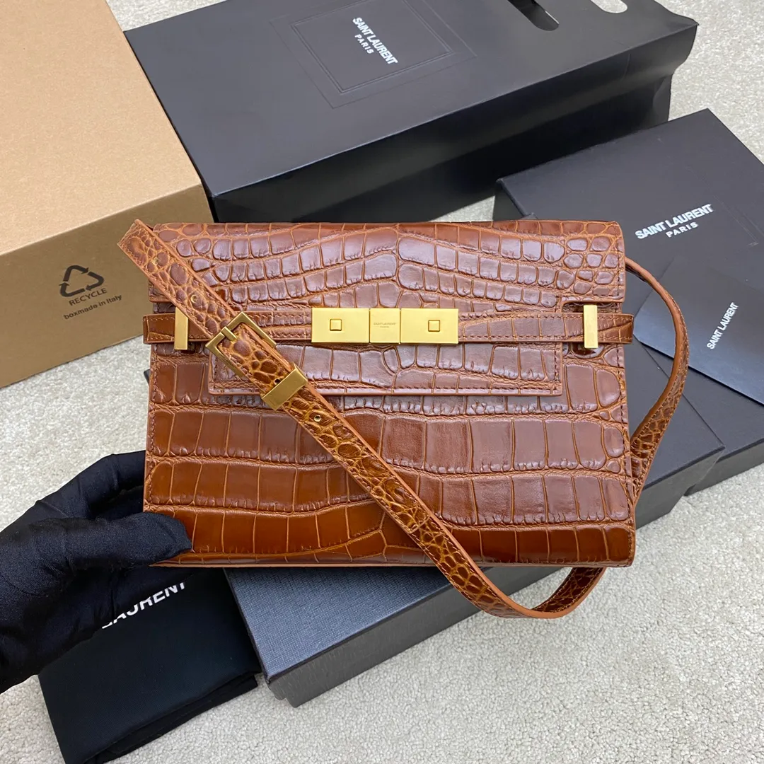 Brown crocodile/gold 🌈The new Manhattan baguette small size, the latest bag type clamshell Manhattan baguette bag, has changed the classic logo of the past, replaced by a low-key and simple design style. It is a bit like Kelly from the H family, with a retro flavor👍It can be held in the hand, on one shoulder or crossbody, one bag is multi-purpose, satisfying business ladies and little girls' leisure! Carefully selected original leather, perfect wiring, and exquisite hardware give the entire bag a high-end feel👍20230780 Model: 579270 [Original leather] Size: 24*17.5*6cm