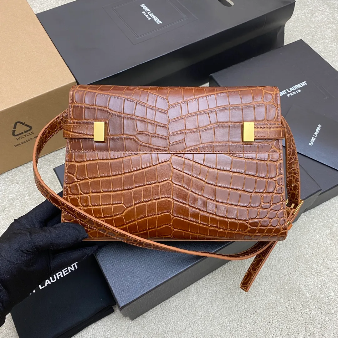 Brown crocodile/gold 🌈The new Manhattan baguette small size, the latest bag type clamshell Manhattan baguette bag, has changed the classic logo of the past, replaced by a low-key and simple design style. It is a bit like Kelly from the H family, with a retro flavor👍It can be held in the hand, on one shoulder or crossbody, one bag is multi-purpose, satisfying business ladies and little girls' leisure! Carefully selected original leather, perfect wiring, and exquisite hardware give the entire bag a high-end feel👍20230780 Model: 579270 [Original leather] Size: 24*17.5*6cm