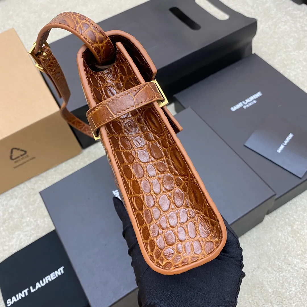 Brown crocodile/gold 🌈The new Manhattan baguette small size, the latest bag type clamshell Manhattan baguette bag, has changed the classic logo of the past, replaced by a low-key and simple design style. It is a bit like Kelly from the H family, with a retro flavor👍It can be held in the hand, on one shoulder or crossbody, one bag is multi-purpose, satisfying business ladies and little girls' leisure! Carefully selected original leather, perfect wiring, and exquisite hardware give the entire bag a high-end feel👍20230780 Model: 579270 [Original leather] Size: 24*17.5*6cm