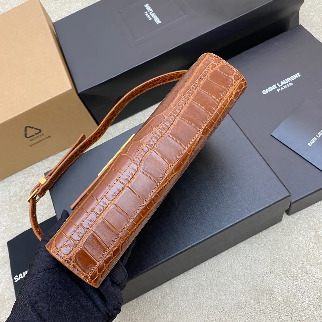 Brown crocodile/gold 🌈The new Manhattan baguette small size, the latest bag type clamshell Manhattan baguette bag, has changed the classic logo of the past, replaced by a low-key and simple design style. It is a bit like Kelly from the H family, with a retro flavor👍It can be held in the hand, on one shoulder or crossbody, one bag is multi-purpose, satisfying business ladies and little girls' leisure! Carefully selected original leather, perfect wiring, and exquisite hardware give the entire bag a high-end feel👍20230780 Model: 579270 [Original leather] Size: 24*17.5*6cm