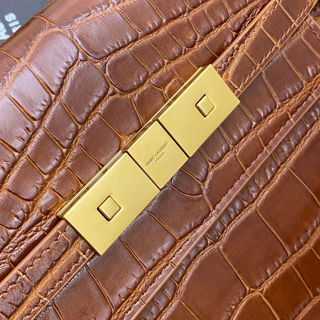 Brown crocodile/gold 🌈The new Manhattan baguette small size, the latest bag type clamshell Manhattan baguette bag, has changed the classic logo of the past, replaced by a low-key and simple design style. It is a bit like Kelly from the H family, with a retro flavor👍It can be held in the hand, on one shoulder or crossbody, one bag is multi-purpose, satisfying business ladies and little girls' leisure! Carefully selected original leather, perfect wiring, and exquisite hardware give the entire bag a high-end feel👍20230780 Model: 579270 [Original leather] Size: 24*17.5*6cm