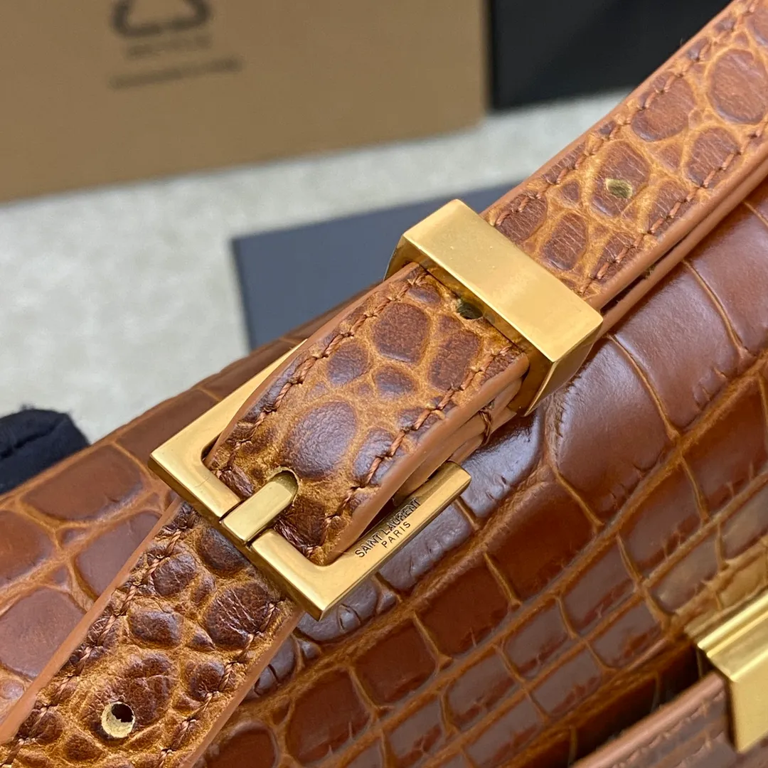 Brown crocodile/gold 🌈The new Manhattan baguette small size, the latest bag type clamshell Manhattan baguette bag, has changed the classic logo of the past, replaced by a low-key and simple design style. It is a bit like Kelly from the H family, with a retro flavor👍It can be held in the hand, on one shoulder or crossbody, one bag is multi-purpose, satisfying business ladies and little girls' leisure! Carefully selected original leather, perfect wiring, and exquisite hardware give the entire bag a high-end feel👍20230780 Model: 579270 [Original leather] Size: 24*17.5*6cm