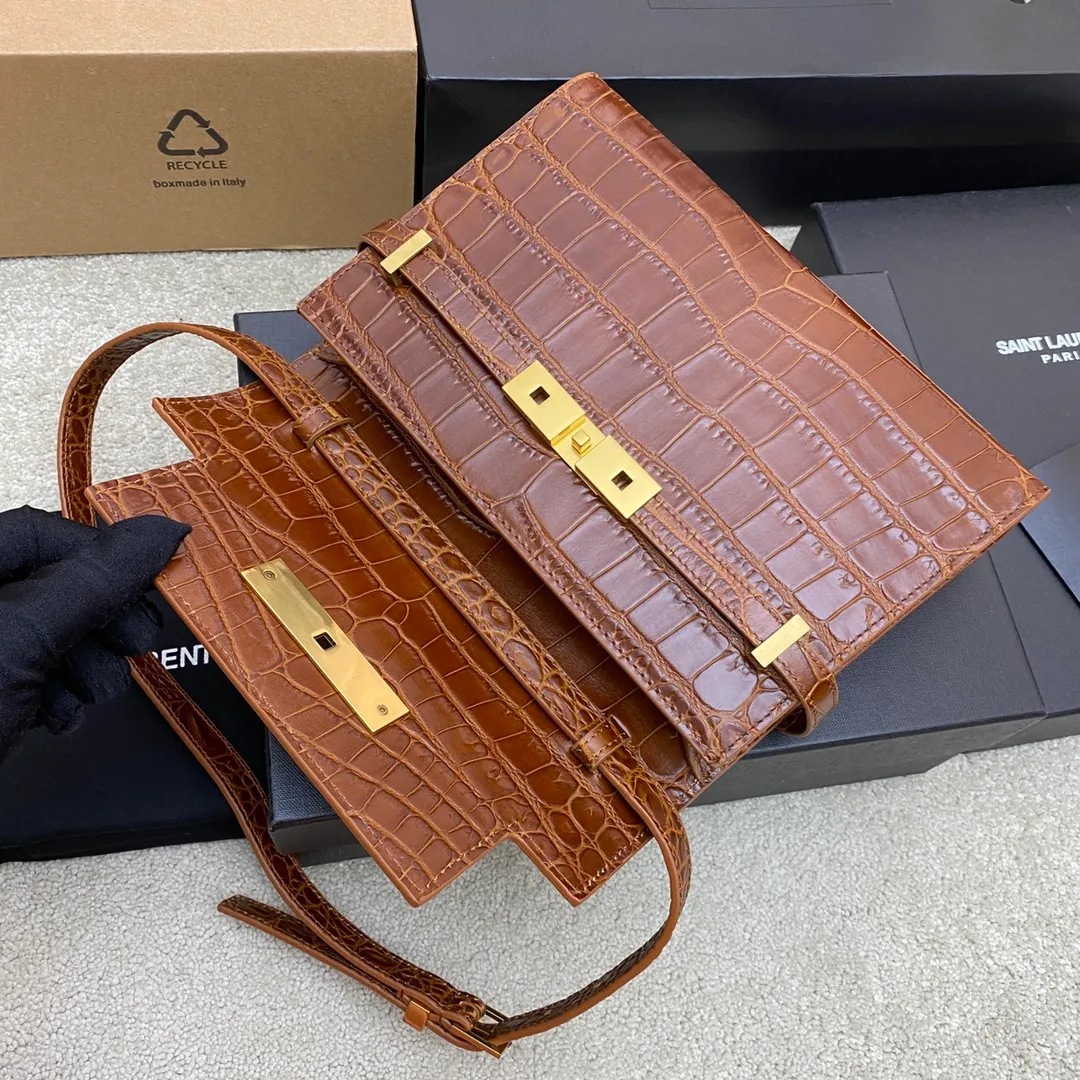 Brown crocodile/gold 🌈The new Manhattan baguette small size, the latest bag type clamshell Manhattan baguette bag, has changed the classic logo of the past, replaced by a low-key and simple design style. It is a bit like Kelly from the H family, with a retro flavor👍It can be held in the hand, on one shoulder or crossbody, one bag is multi-purpose, satisfying business ladies and little girls' leisure! Carefully selected original leather, perfect wiring, and exquisite hardware give the entire bag a high-end feel👍20230780 Model: 579270 [Original leather] Size: 24*17.5*6cm
