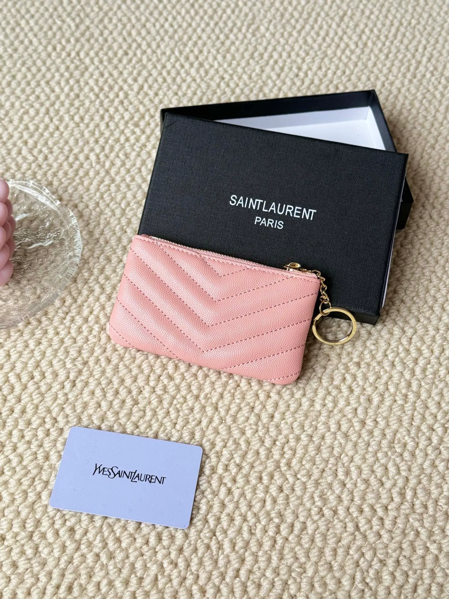 💰140 The first key bag in the ysl series, a V-shaped chain bag, matching key ring, grosgrain lining, and exquisite hardware make this small leather goods particularly good. It can be used as a key bag or coin purse, suitable for men and women. Great for giving as a gift or for personal use! Style number: 438386 Size: 13x7.5x2cm