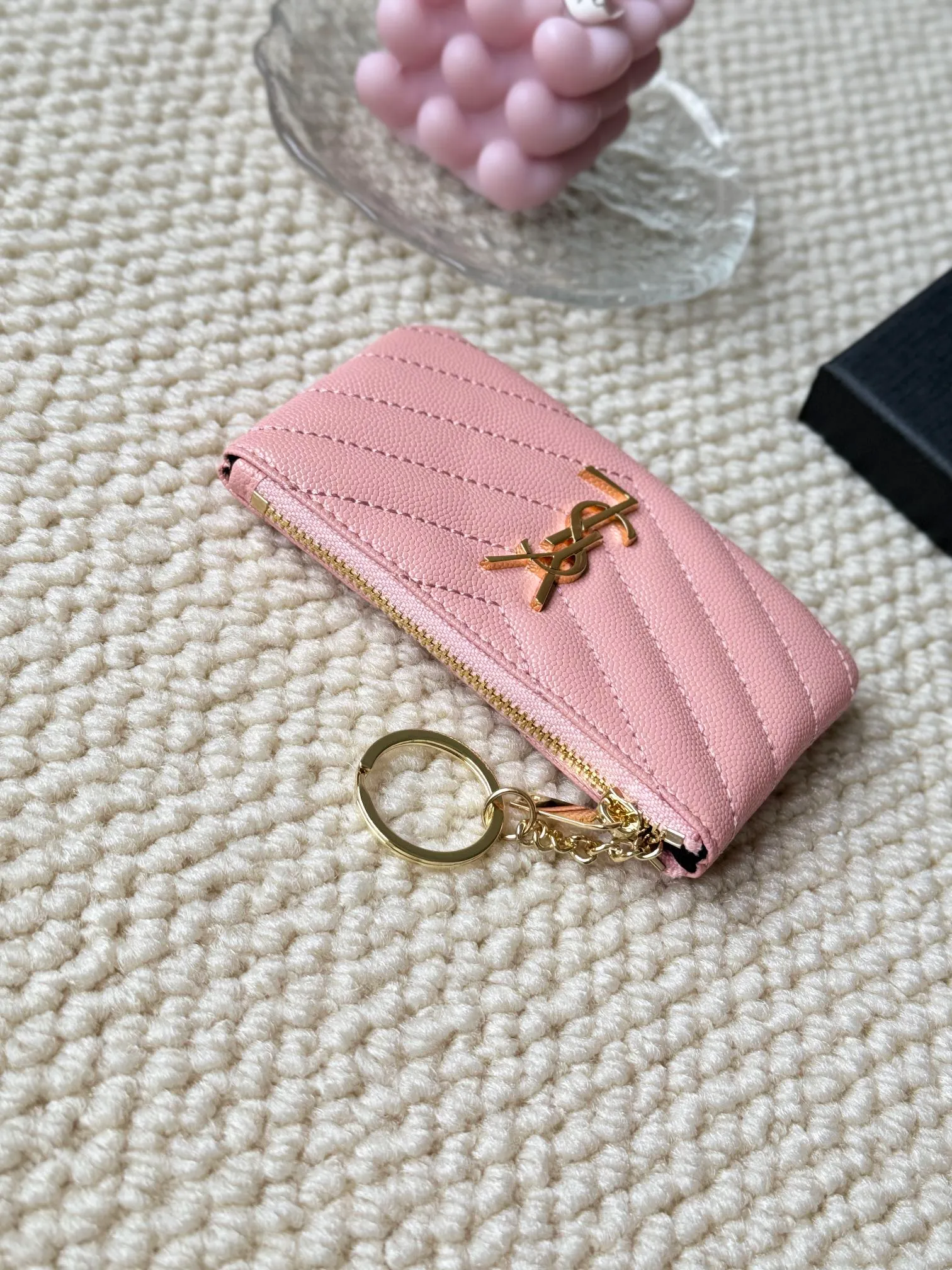 💰140 The first key bag in the ysl series, a V-shaped chain bag, matching key ring, grosgrain lining, and exquisite hardware make this small leather goods particularly good. It can be used as a key bag or coin purse, suitable for men and women. Great for giving as a gift or for personal use! Style number: 438386 Size: 13x7.5x2cm